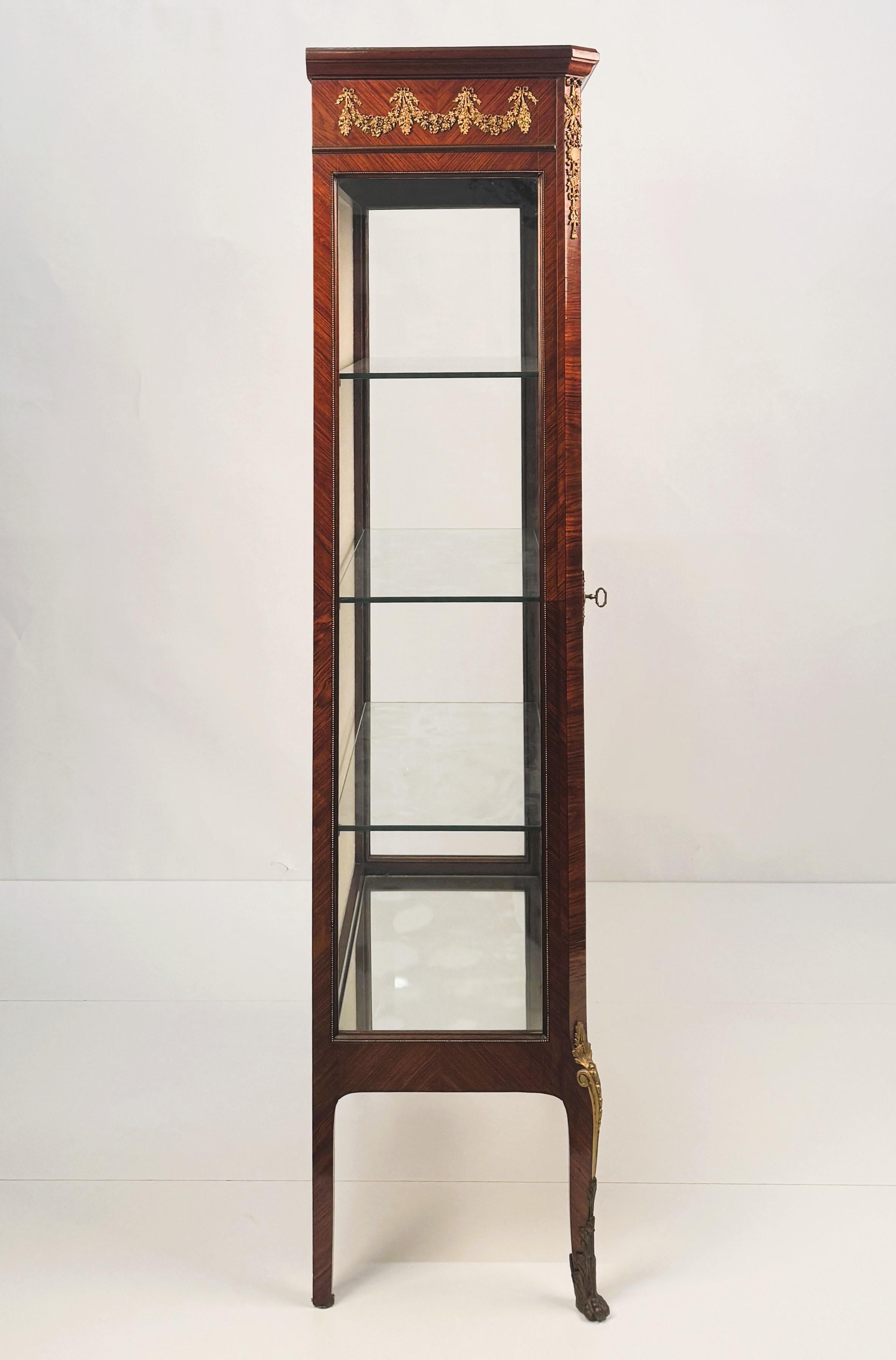 Vitrina chapada en bois de rose, Francia, finales del siglo XIX - principios del XX Madera en venta