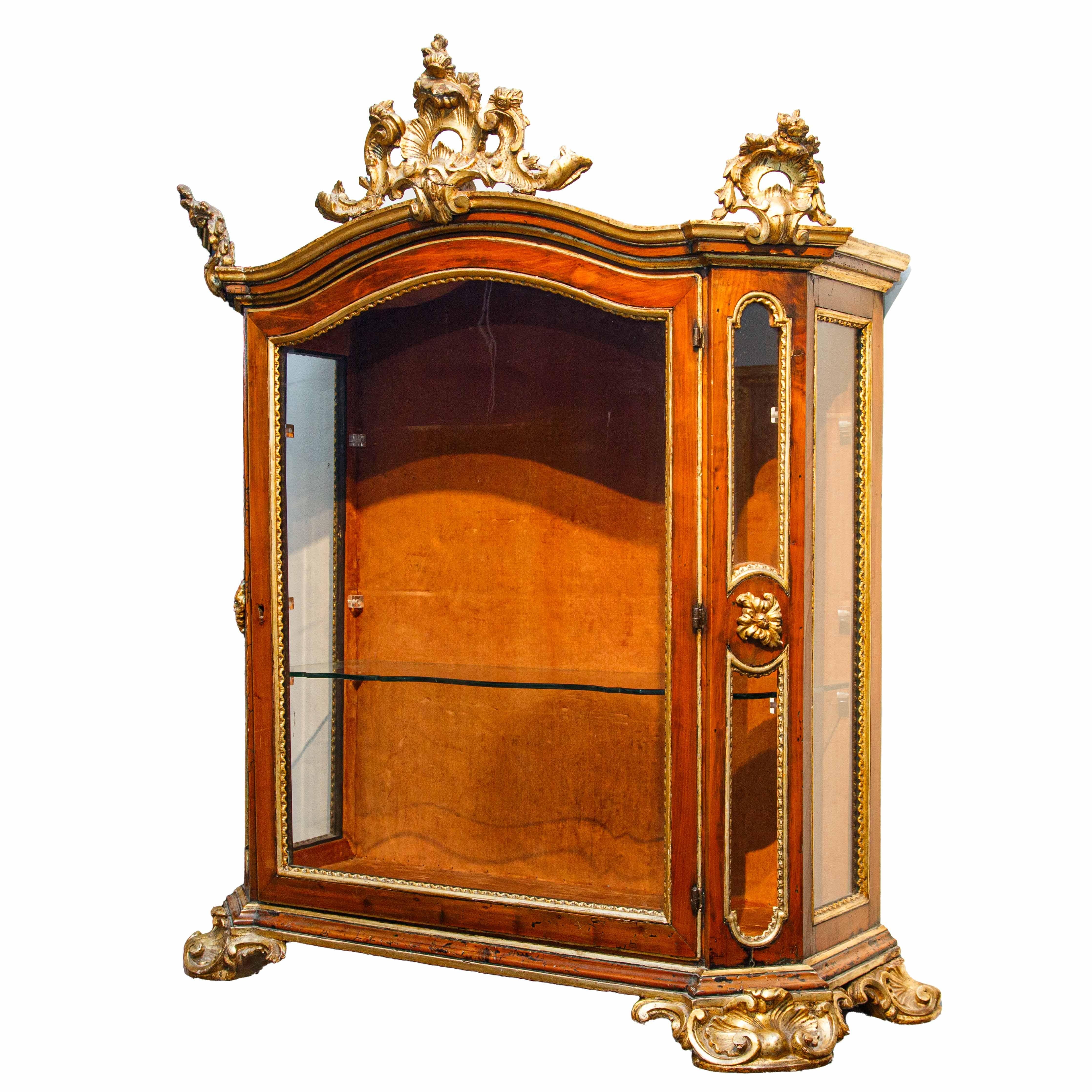 18th Century and Earlier Vetrina in legno con profilature dorate, Roma, XVIII secolo in vendita