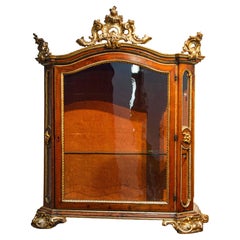 Vetrina in legno con profilature dorate, Roma, XVIII secolo