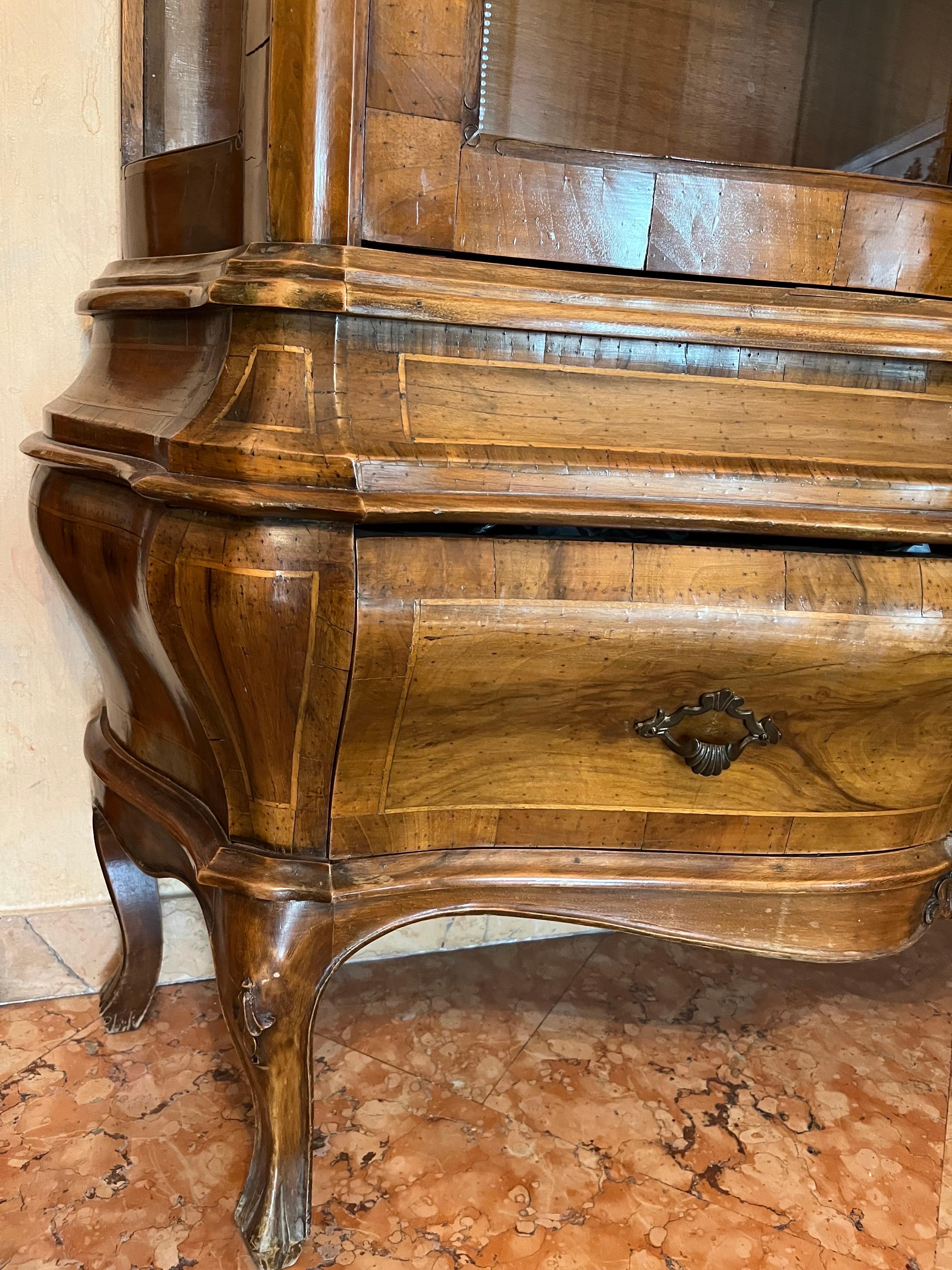 Vetrina in noce massello Luigi XV In Good Condition For Sale In Foggia, FG