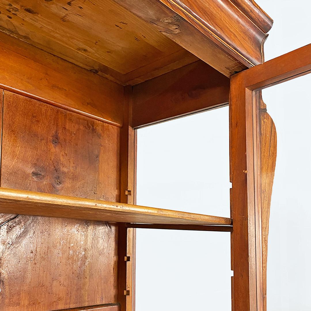 Englische antike Holzvitrine mit Innenböden und originalen Glasscheiben aus den 1800er Jahren im Angebot 4