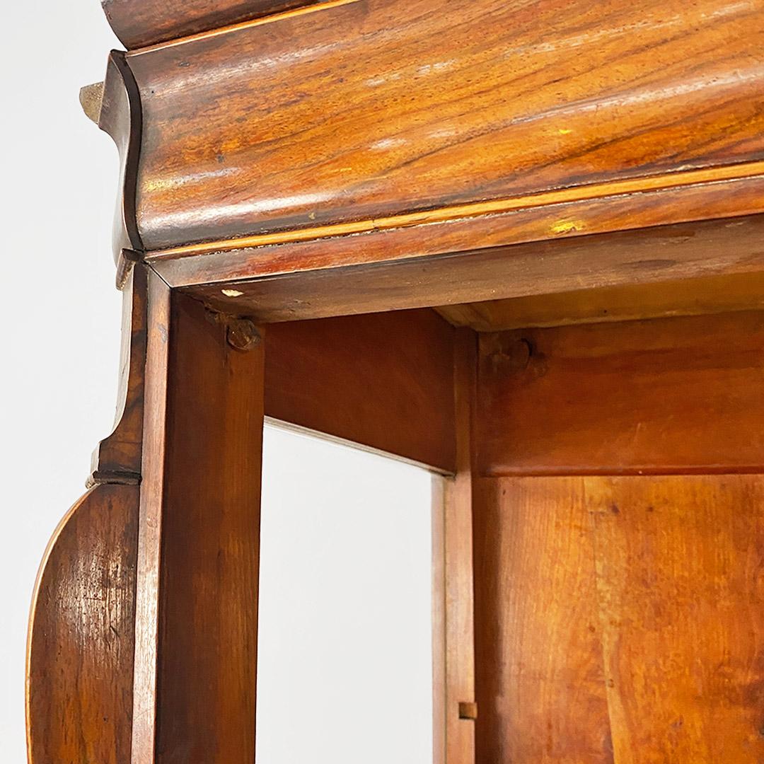 Englische antike Holzvitrine mit Innenböden und originalen Glasscheiben aus den 1800er Jahren im Angebot 5