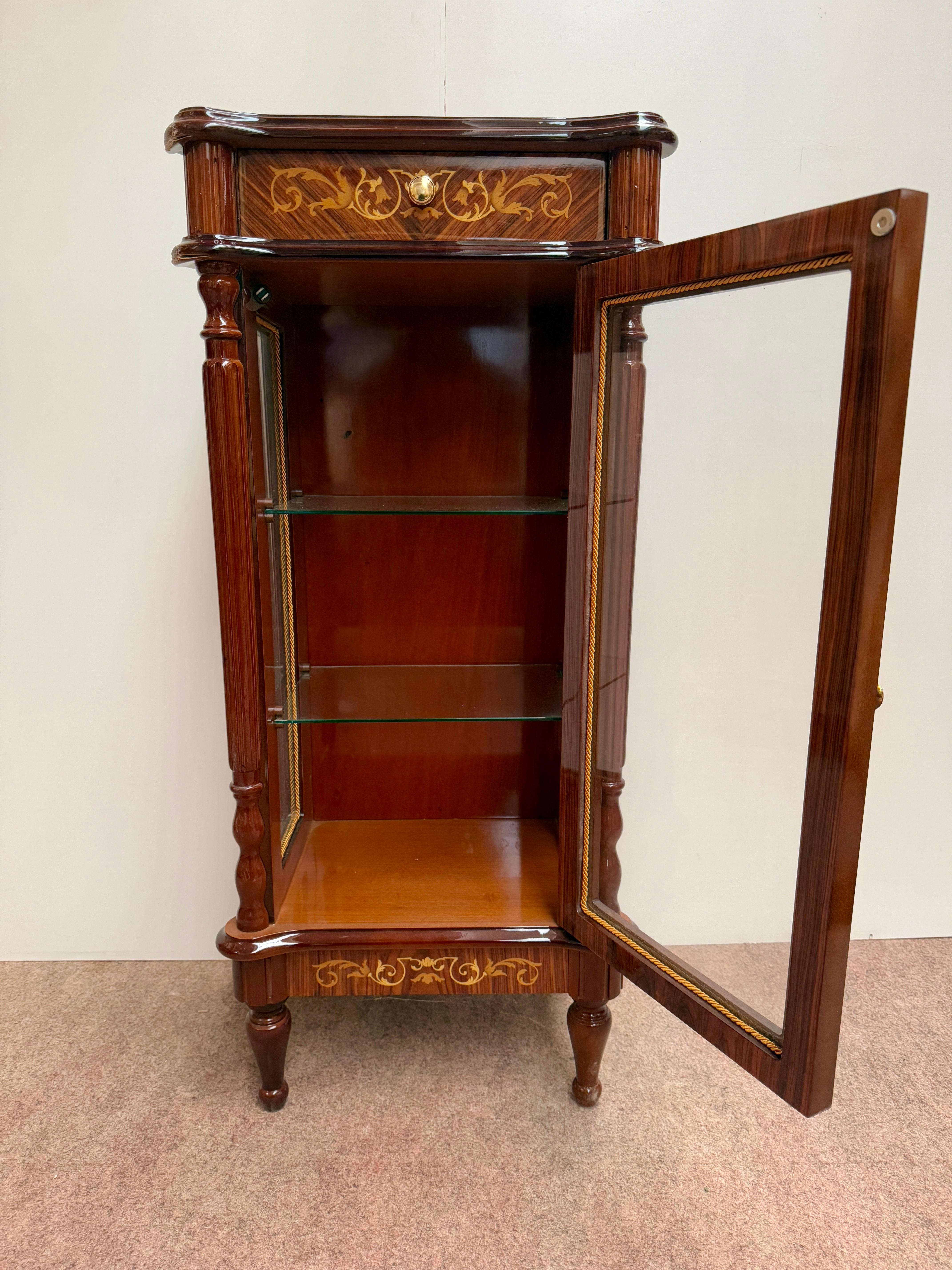 Vetrina italiana in legno noce vintage anni '90 in vendita 3