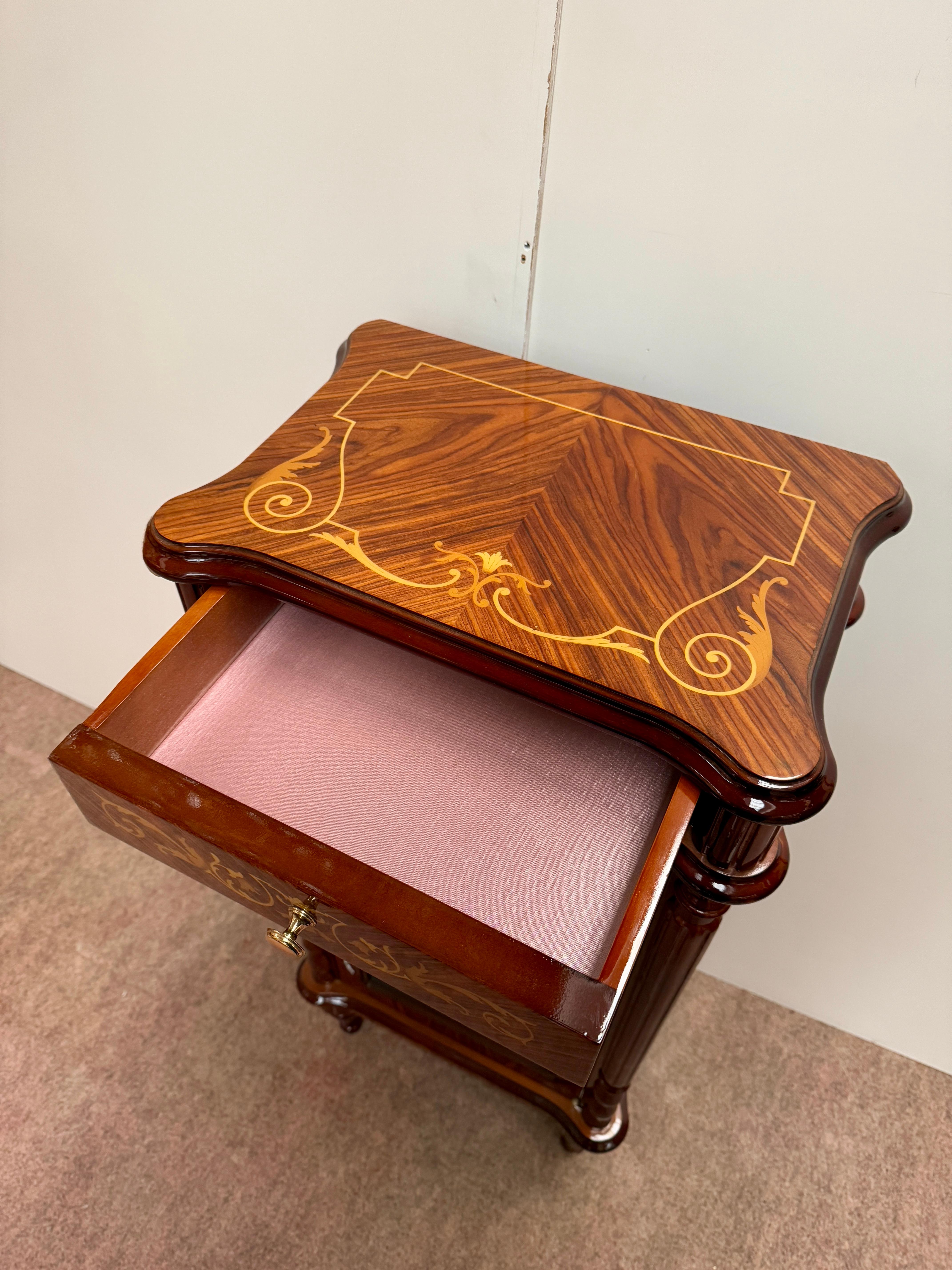 Vetrina italiana in legno noce vintage anni '90 In condizioni buone in vendita a Cantù, IT