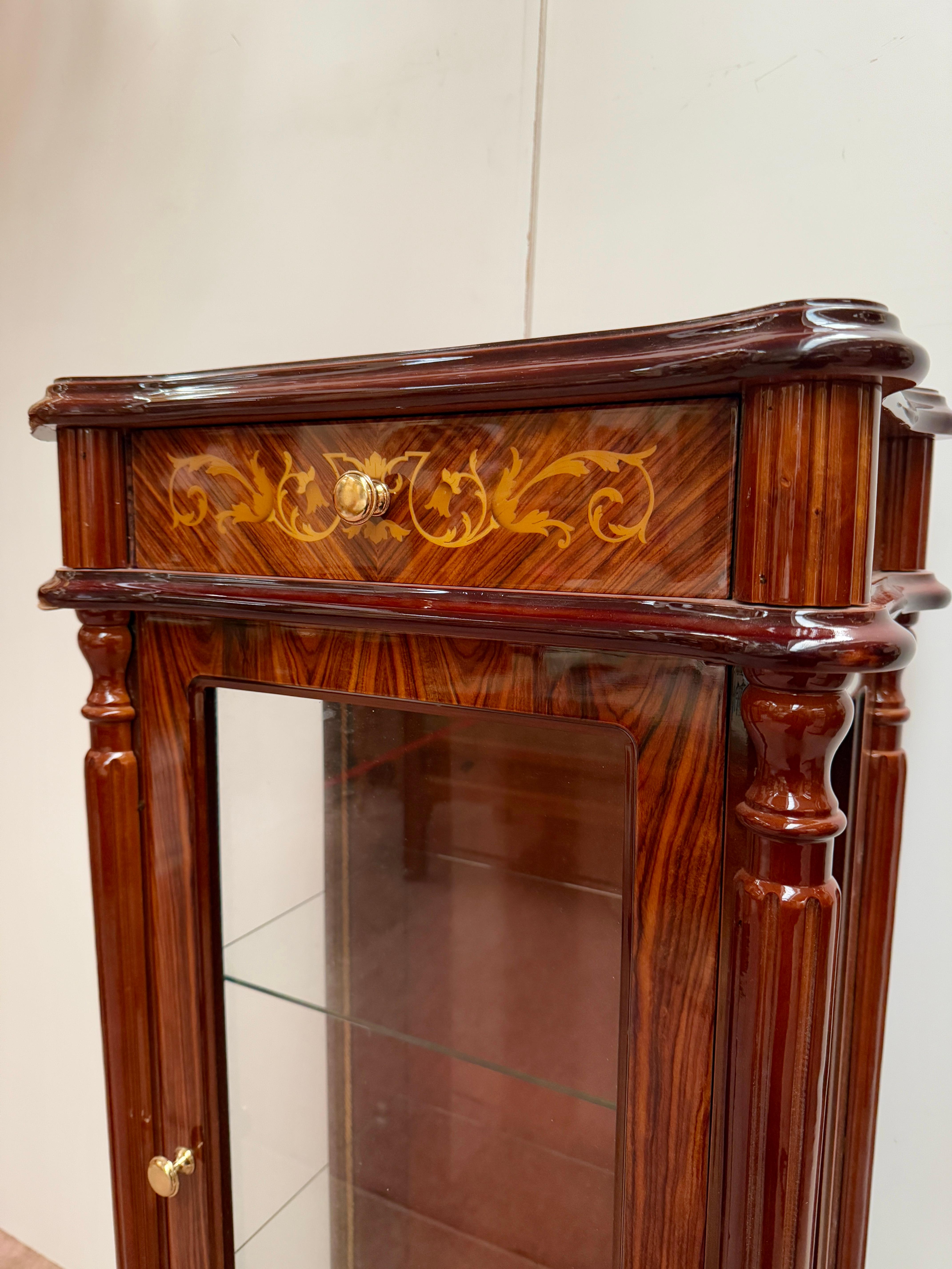 20th Century Vetrina italiana in legno noce vintage anni '90 in vendita