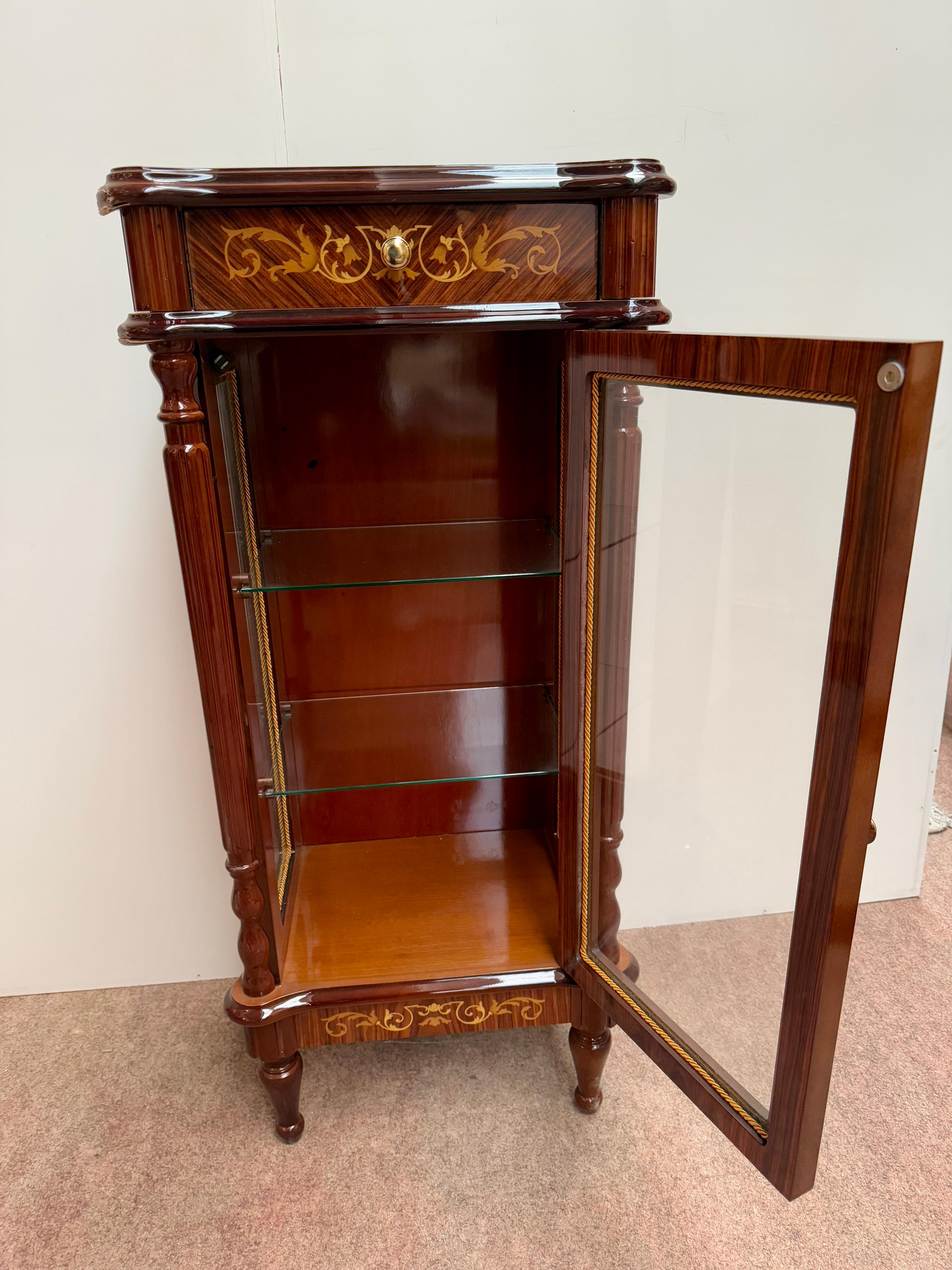 Vetrina italiana in legno noce vintage anni '90 in vendita 2
