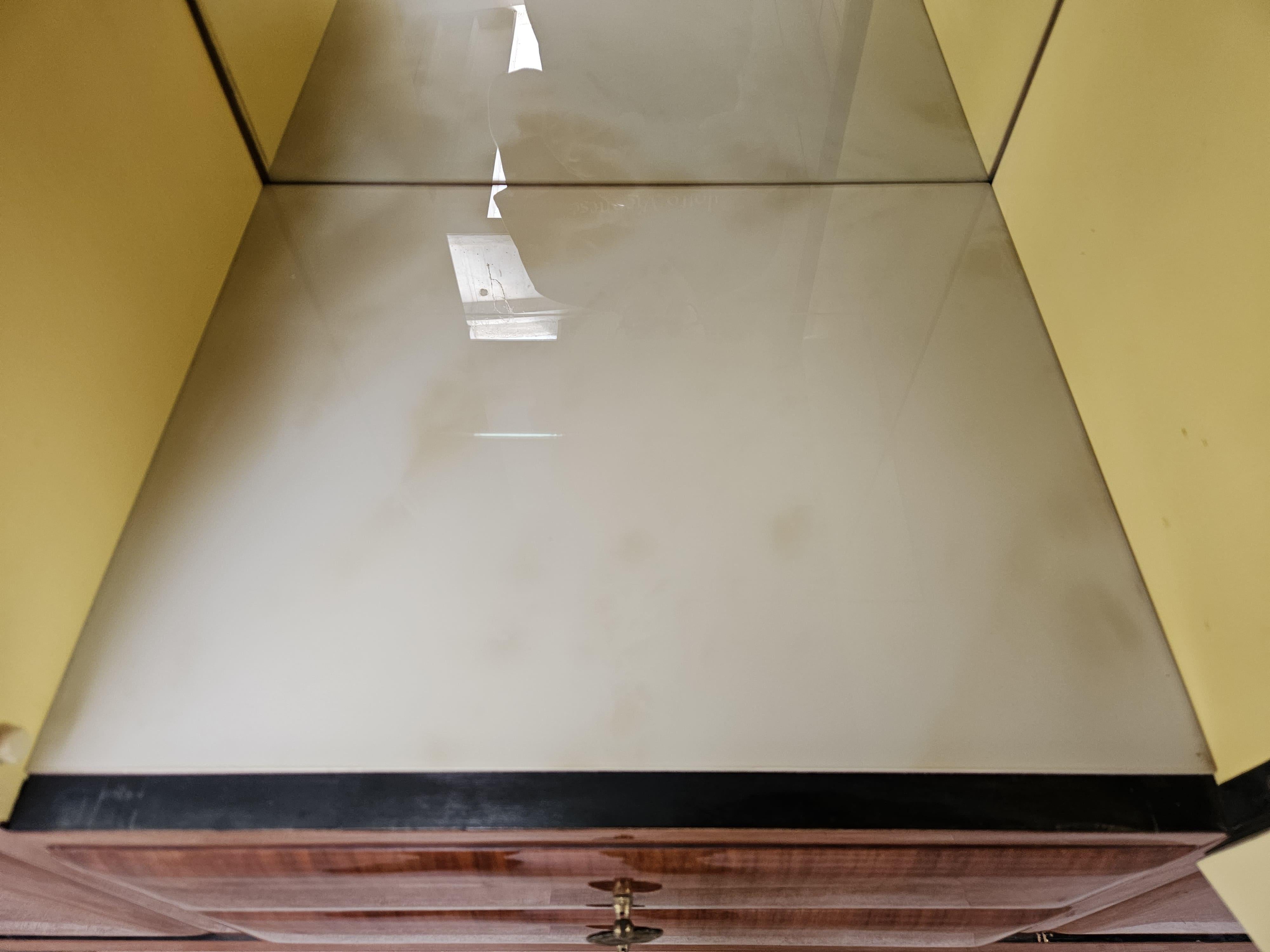 Italian Mid Century mahogany-covered display case with glass top 1960s For Sale 10
