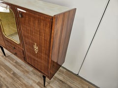 Vitrine italienne du milieu du siècle revêtue d'acajou avec dessus en verre années 1960