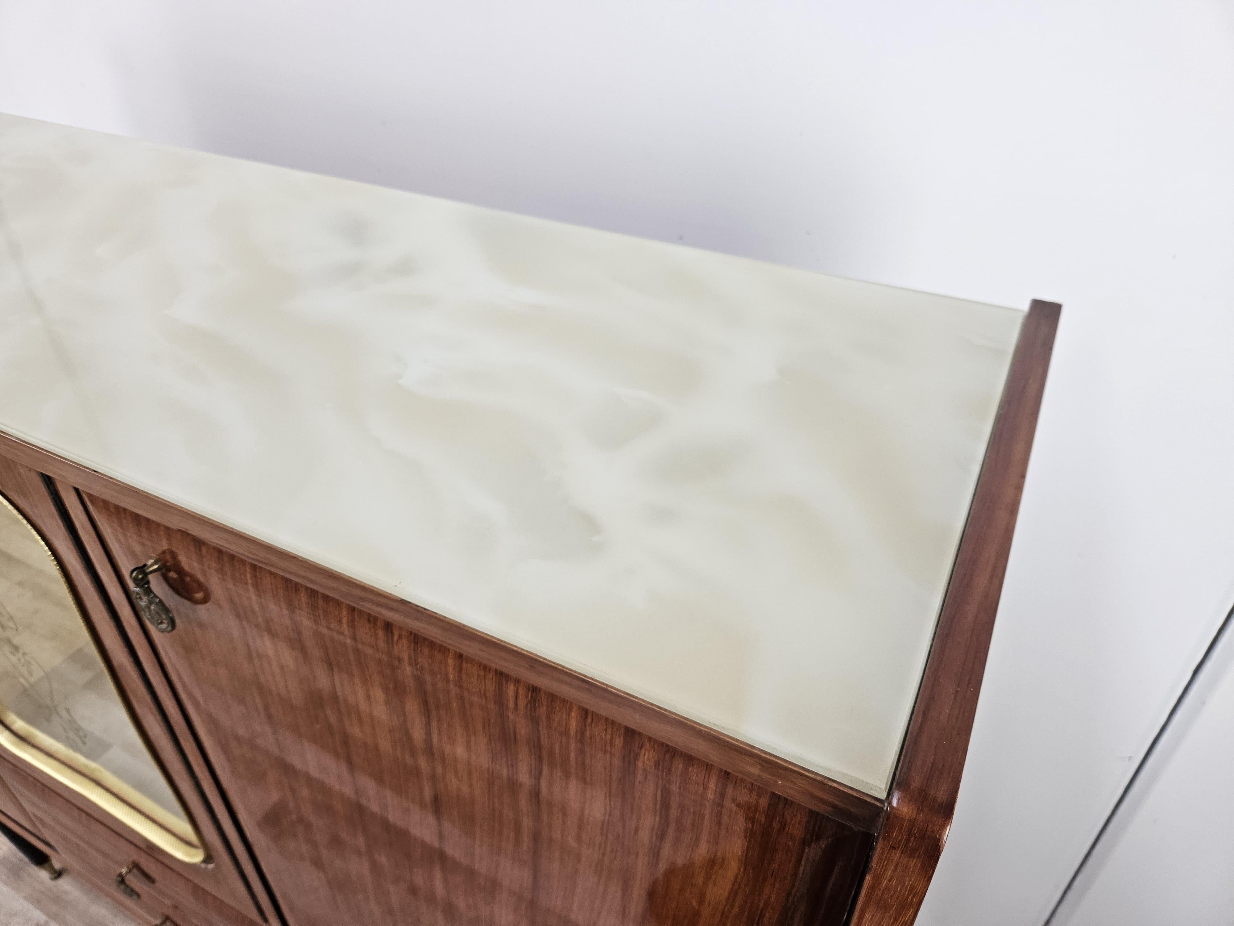 Italian Mid Century mahogany-covered display case with glass top 1960s In Good Condition For Sale In Premariacco, IT