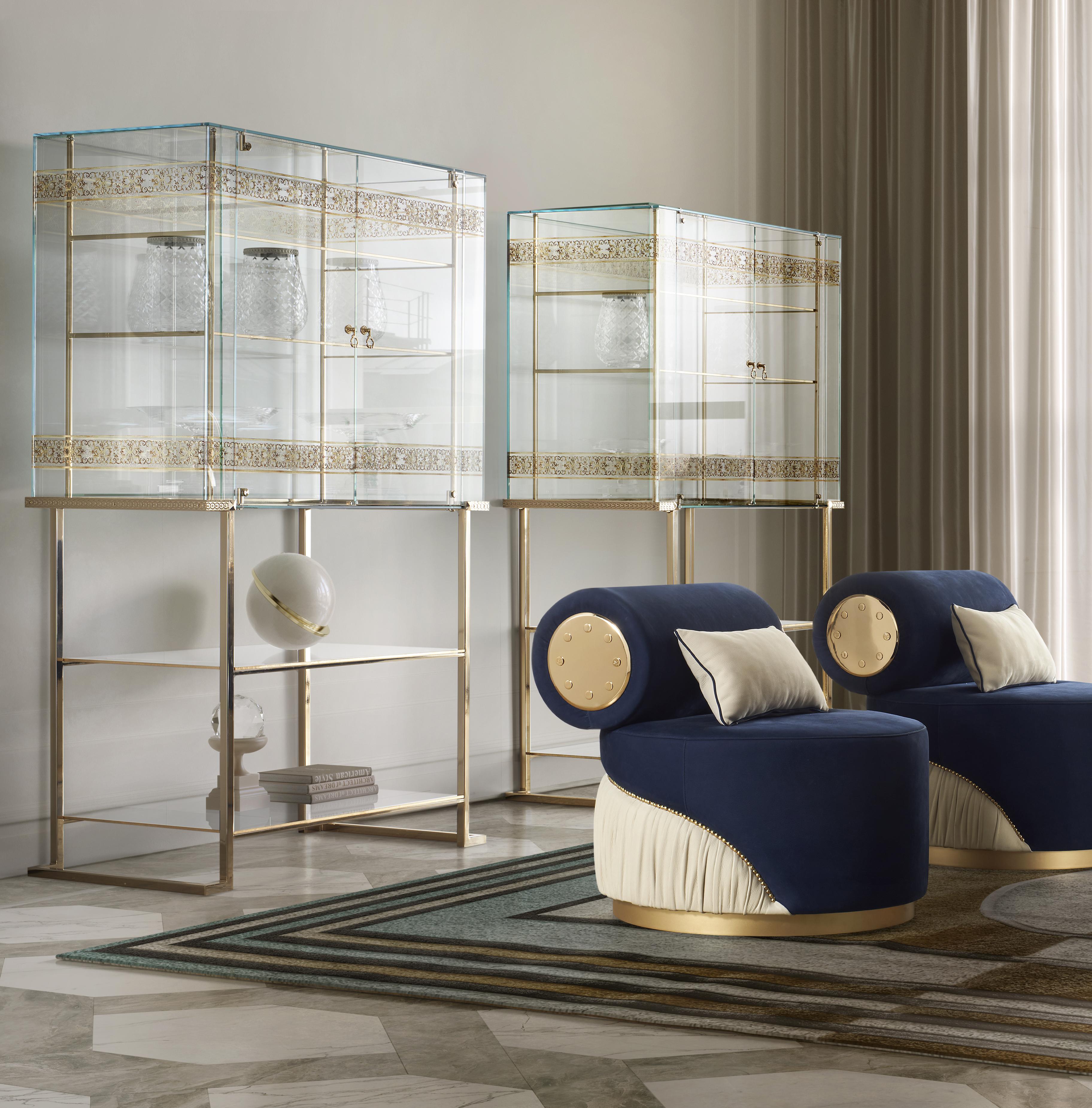 The exquisite EL238 showcase embodies a harmonious fusion of neoclassic and contemporary design elements, resulting in a piece of exceptional elegance and sophistication. Its base, meticulously crafted in metal and lavishly gold-plated with 24-karat