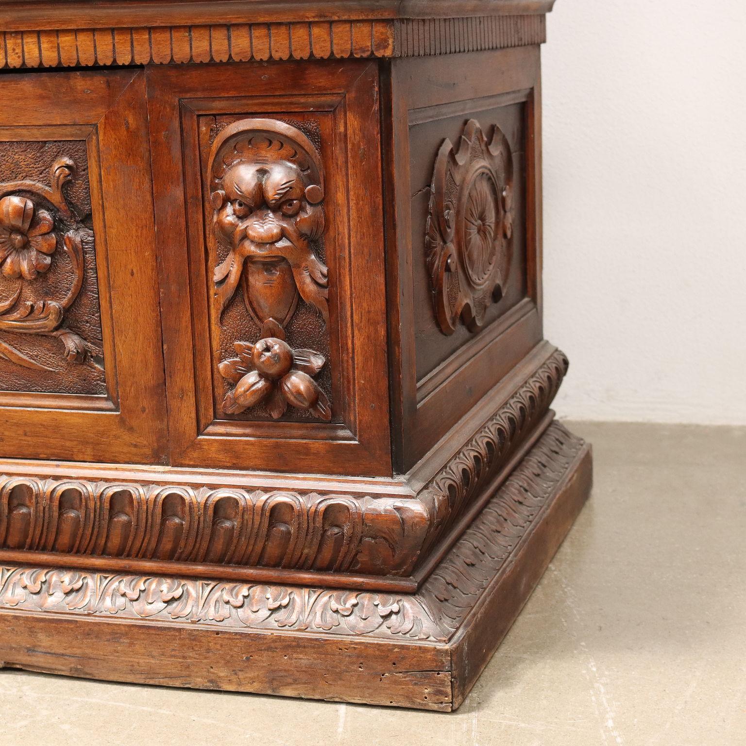Neo-Renaissance Showcase in Walnut Italy Late 19th Century For Sale 4