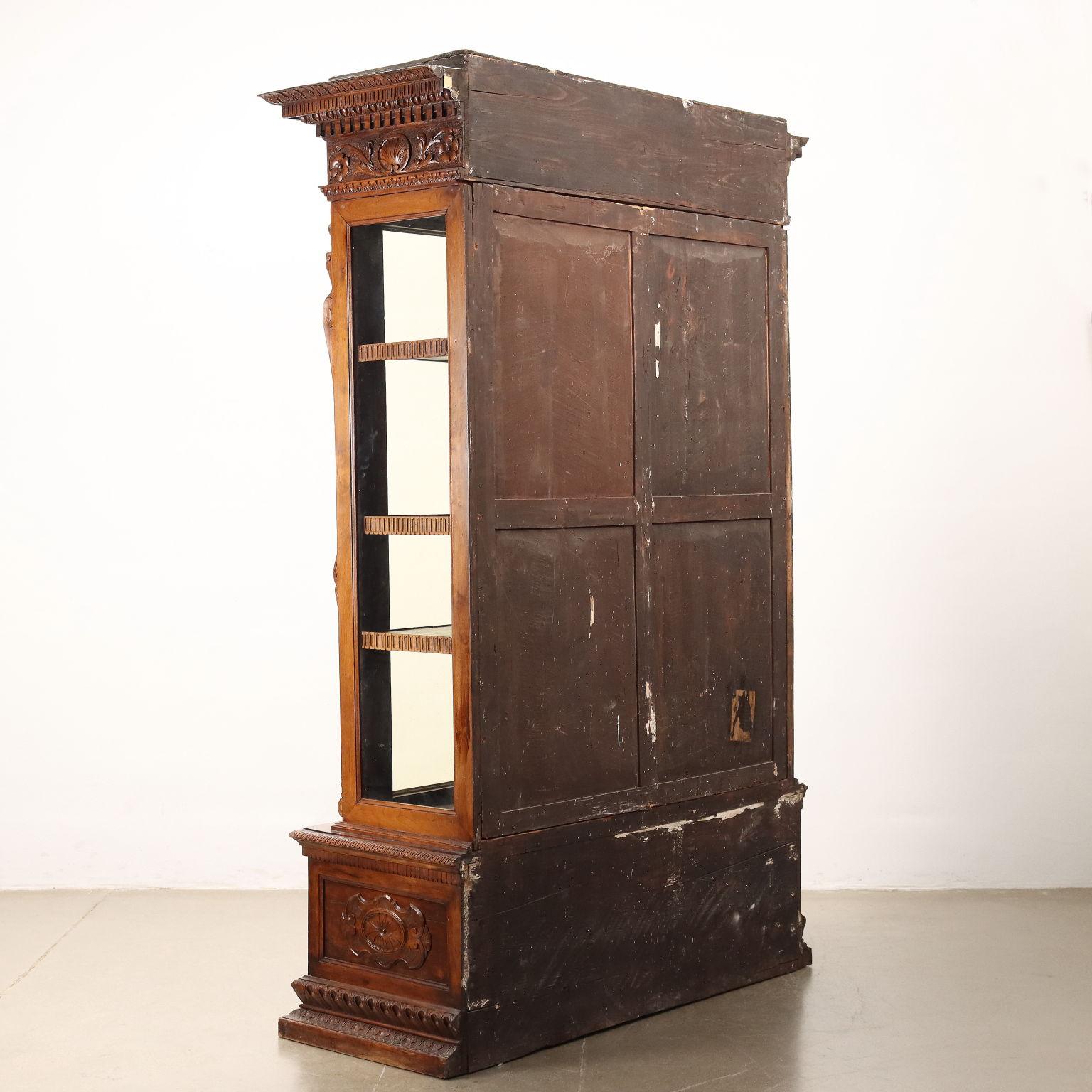 Neo-Renaissance Showcase in Walnut Italy Late 19th Century For Sale 5