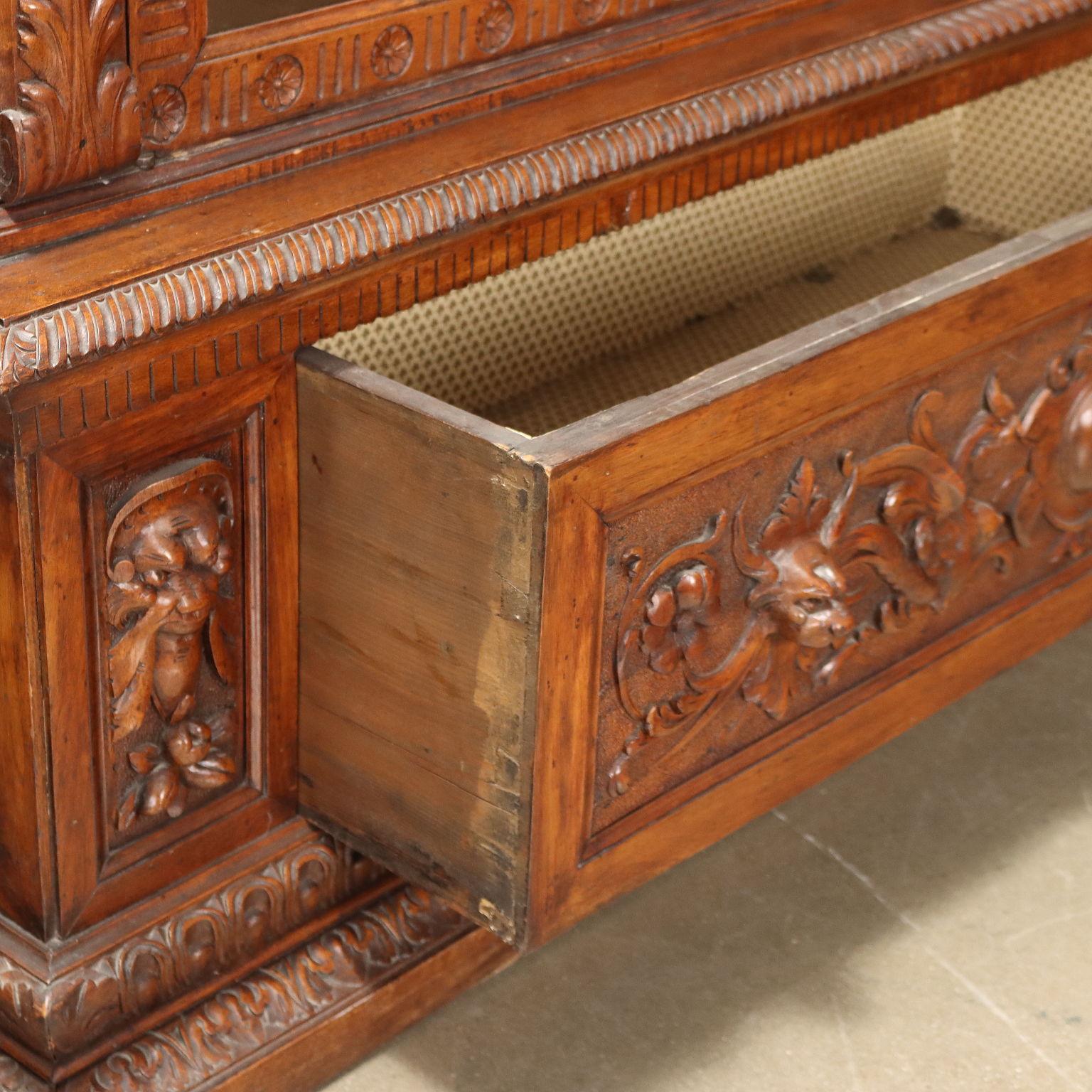 Neo-Renaissance Showcase in Walnut Italy Late 19th Century For Sale 2