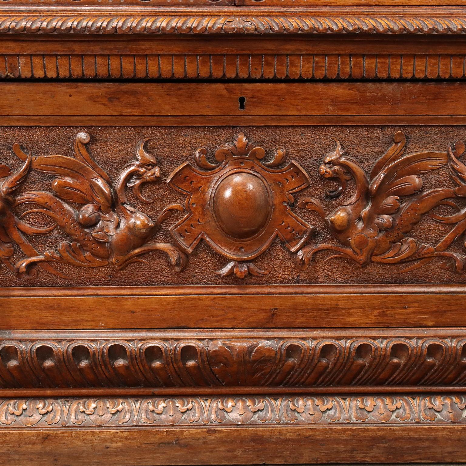 Neo-Renaissance Showcase in Walnut Italy Late 19th Century For Sale 3