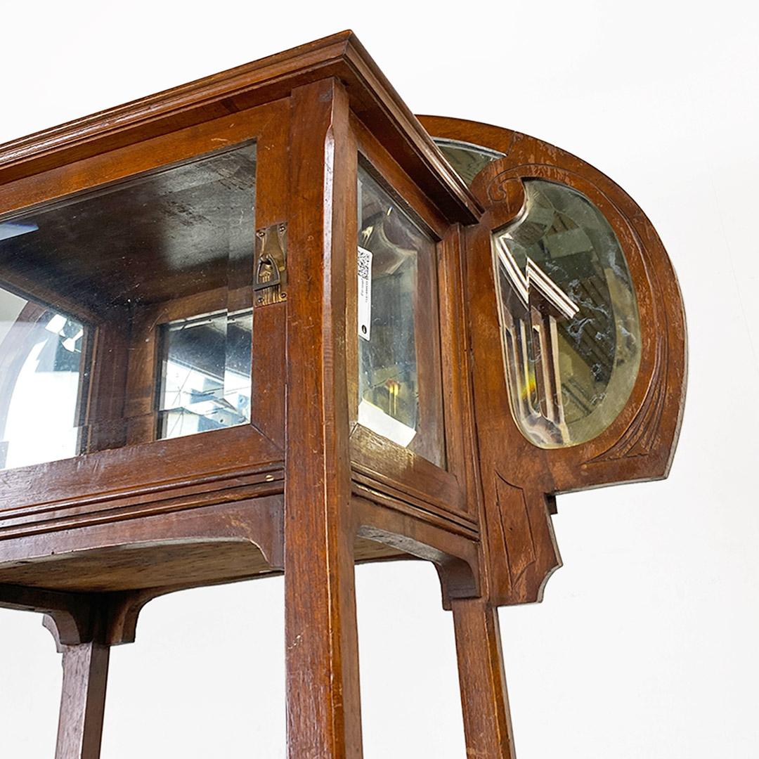 Vetrina o étagère liberty italiana in legno di noce con specchi molati, 1900 in vendita 1