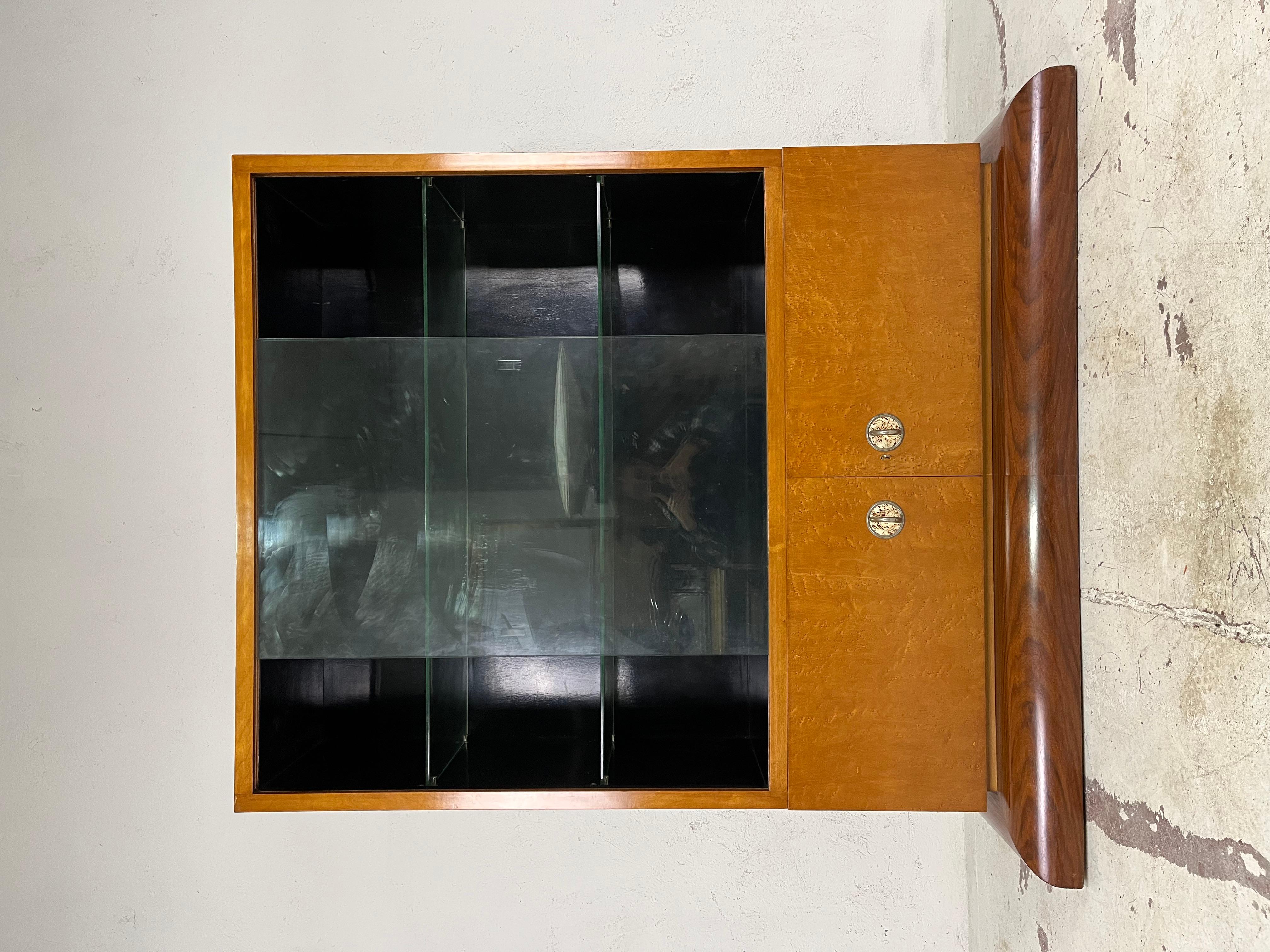 Beautiful deco display case in briar and wood, with double shelf and double glass doors of Italian manufacture from the 1960s.

The display case has been thoroughly cleaned and polished and is in excellent overall condition, with a few marks that do