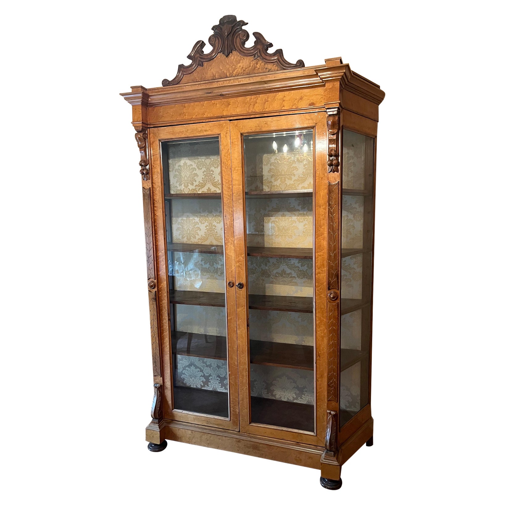 Vetrina Trapezoidale Liberty 
900 noce massello con fregio in vendita