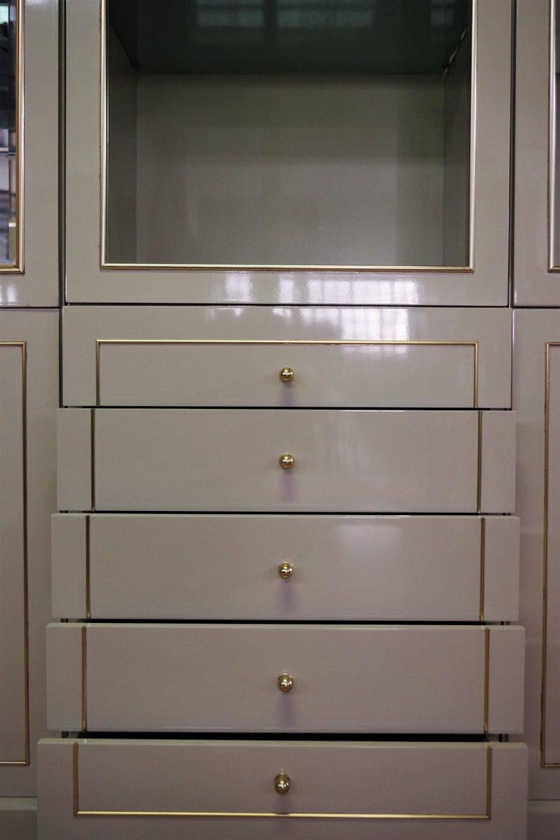 Italian Vetrine in legno laccato, vetro e ottone di Mario Sabot, anni '70, set di 4 in vendita
