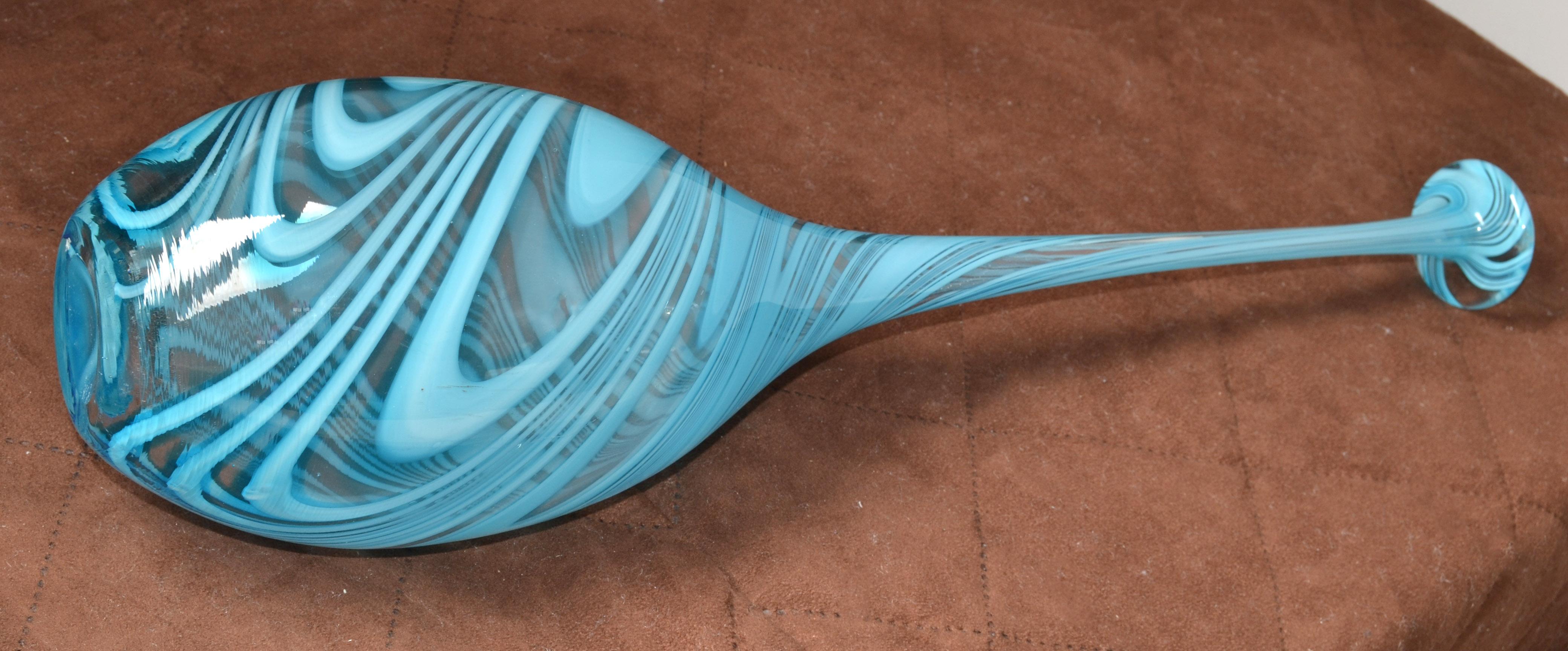 Deko-Vase aus mundgeblasenem Muranoglas mit Babyblauen Wirbeln im Vetro Artistico-Stil, Italien (Handgefertigt) im Angebot