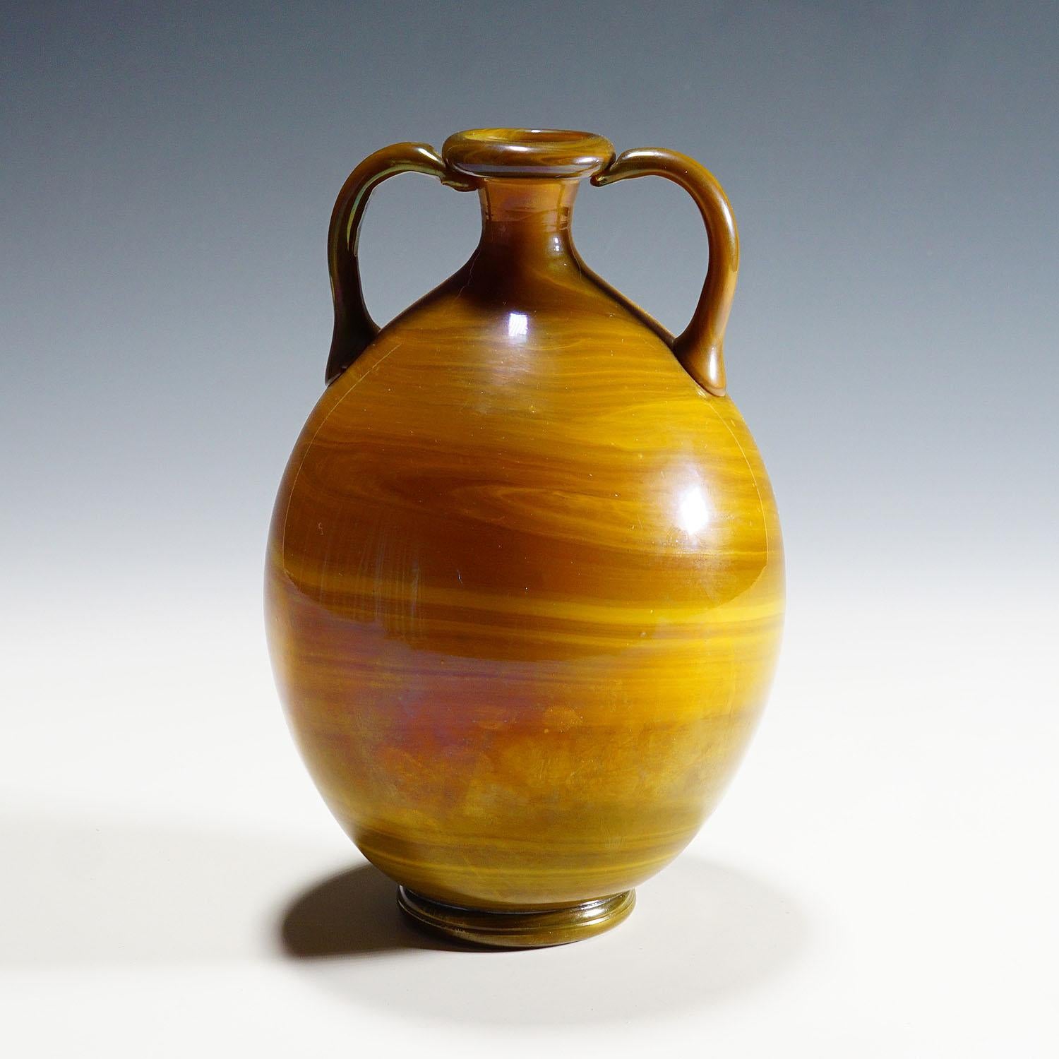 Vetro calcedonio Vase von Napoleone Martinuzzi für Venini Murano ca. 1930er Jahre.

Eine sehr seltene Vase aus Murano-Glas, die Napoleone Martinuzzi um 1930 zugeschrieben wird. Hergestellt von Cappelin in den 1920er Jahren oder Venini in den 1930er