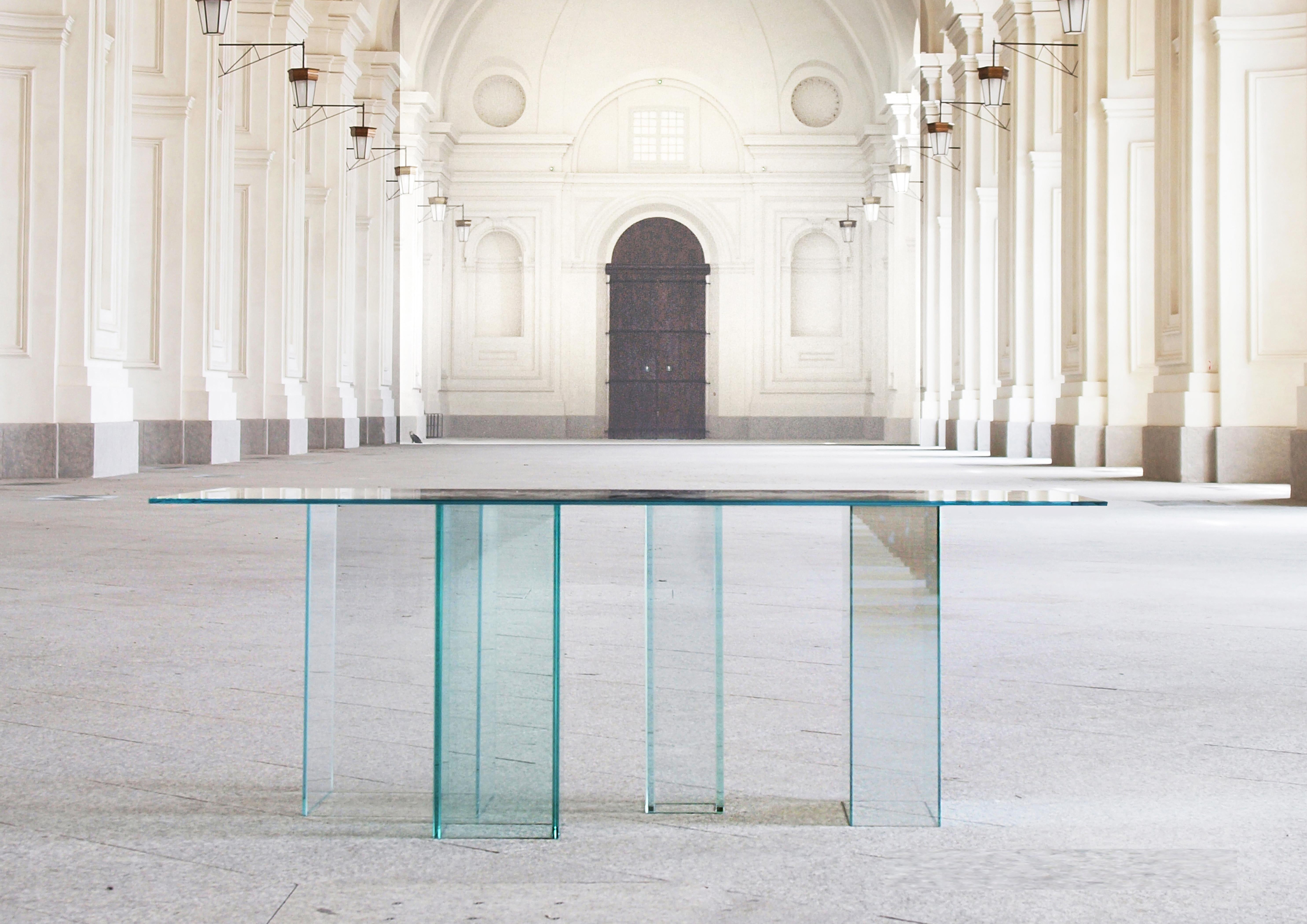 Vetro ist ein Tisch, der vollständig aus Glas besteht und von dem Künstler und Designer Raoul Giliol entworfen wurde. Die Basis des Tisches besteht aus 4 geometrischen Elementen, die aus speziellen Gläsern unterschiedlicher Dicke und verschiedenen