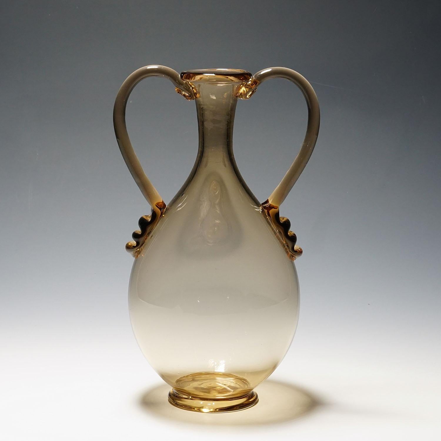 Vase en verre Vetro Soffiato par Vittorio Zecchin pour Venini Murano vers 1950

Vase 