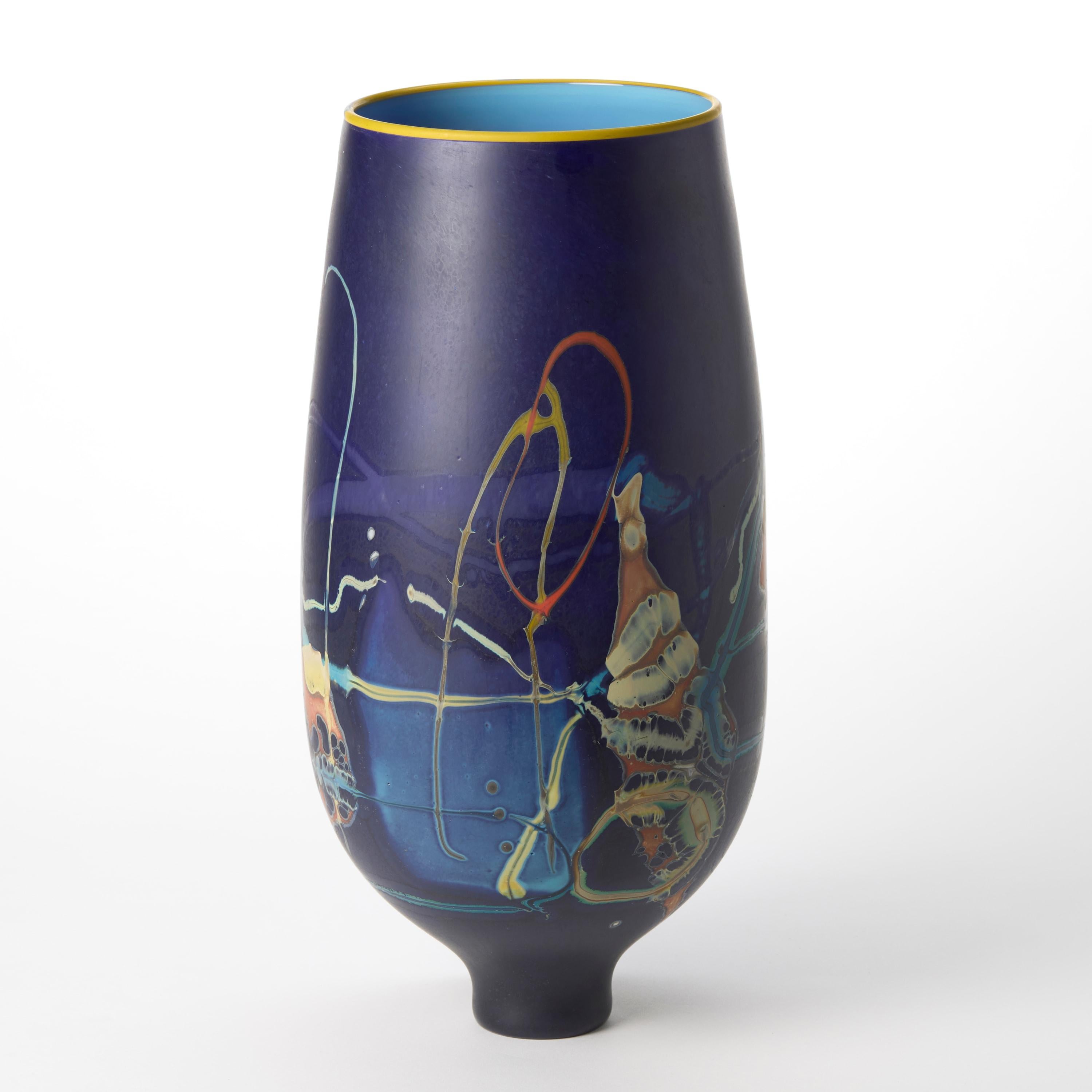 Vetrograph Arthemis, jarrón de cristal abstracto morado, amarillo y azul de Anne Clifton Moderno orgánico en venta