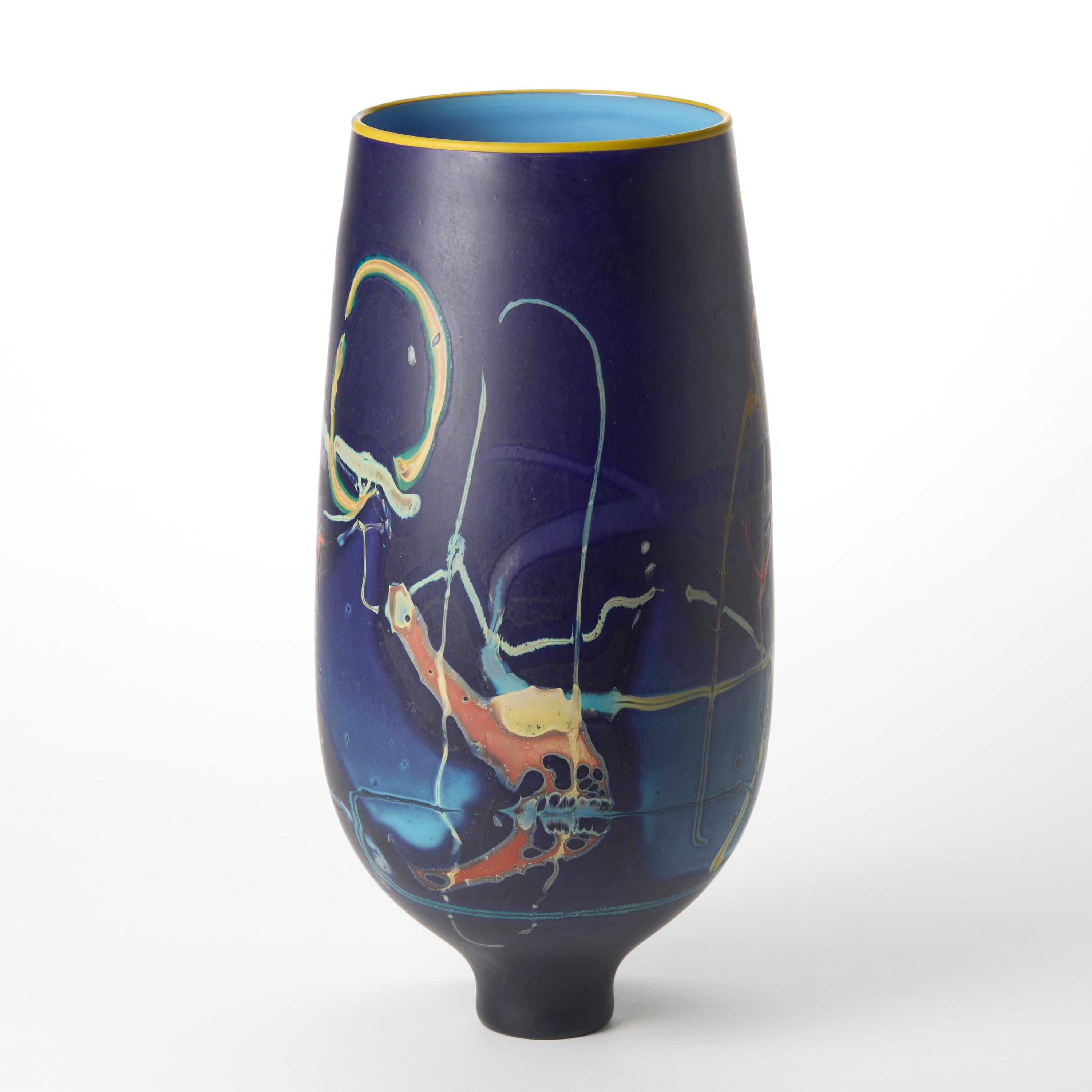 Vetrograph Arthemis, jarrón de cristal abstracto morado, amarillo y azul de Anne Clifton Hecho a mano en venta