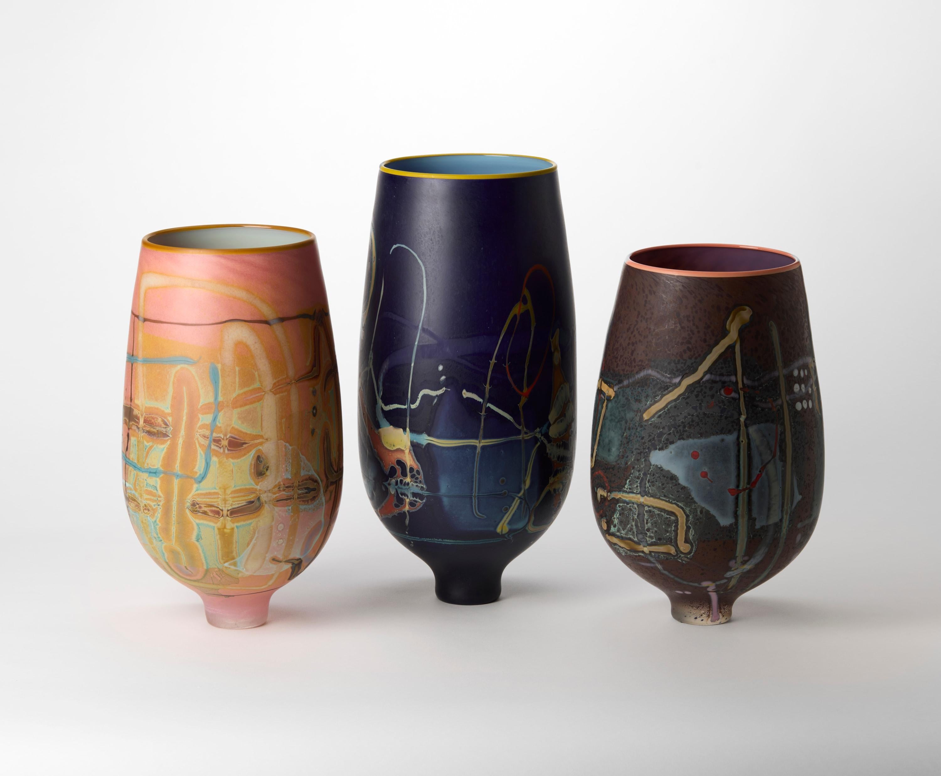 Vetrograph Arthemis, jarrón de cristal abstracto morado, amarillo y azul de Anne Clifton Siglo XXI y contemporáneo en venta