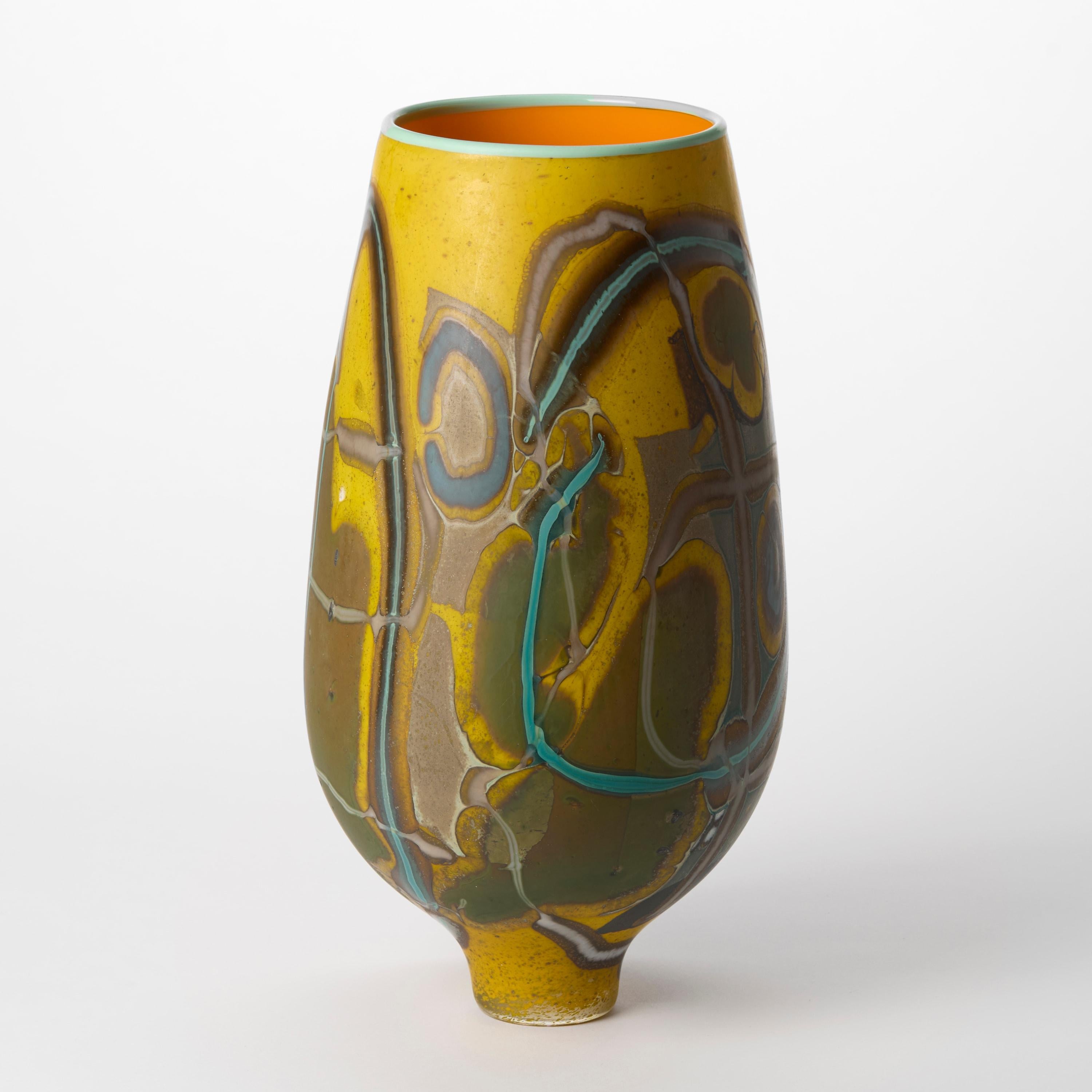 Vetrograph Candelariella, jarrón de diseño abstracto amarillo y jade de Anne Clifton Hecho a mano en venta