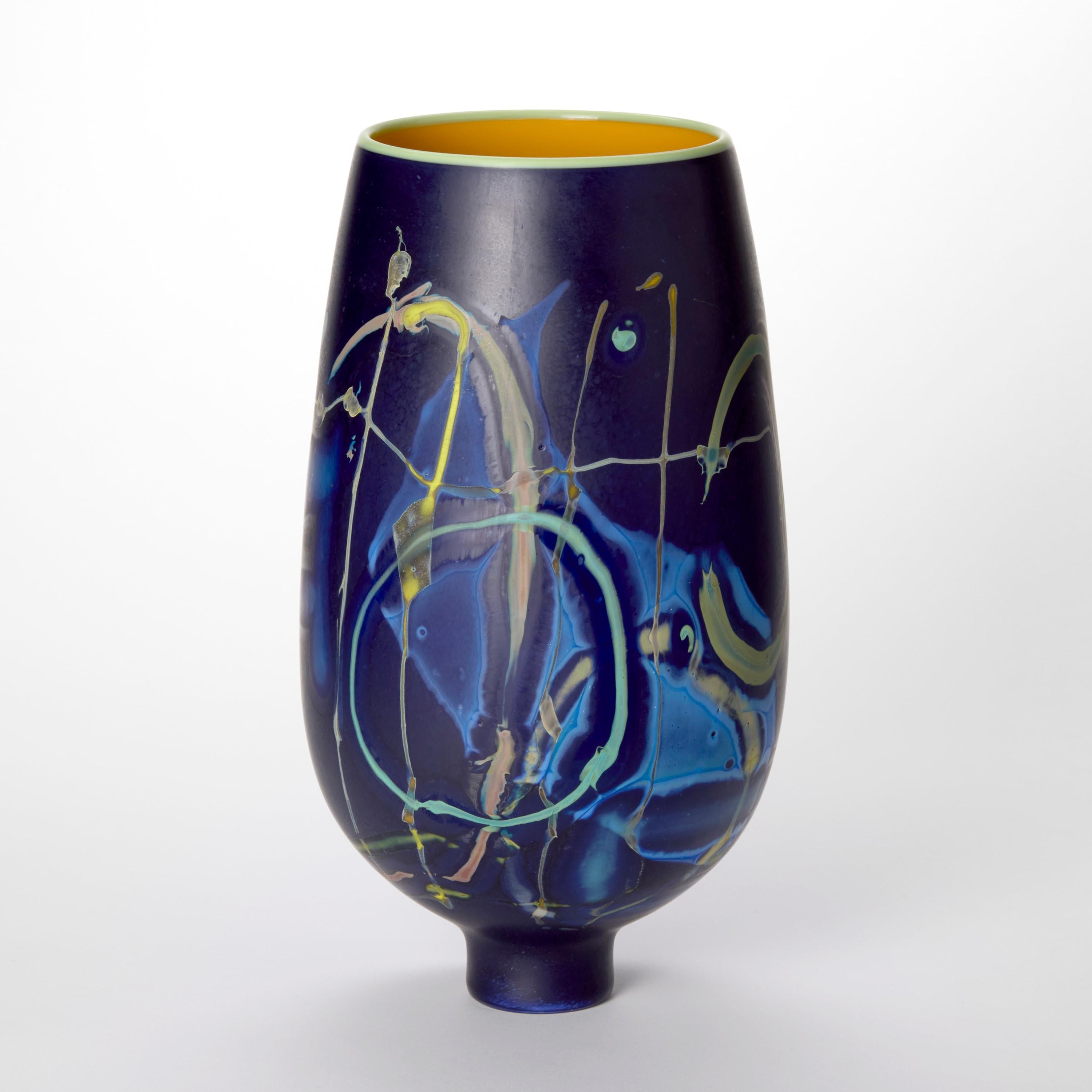 Organique Diopside vétrographié, vase en verre bleu foncé et vert au design abstrait par Anne Clifton en vente