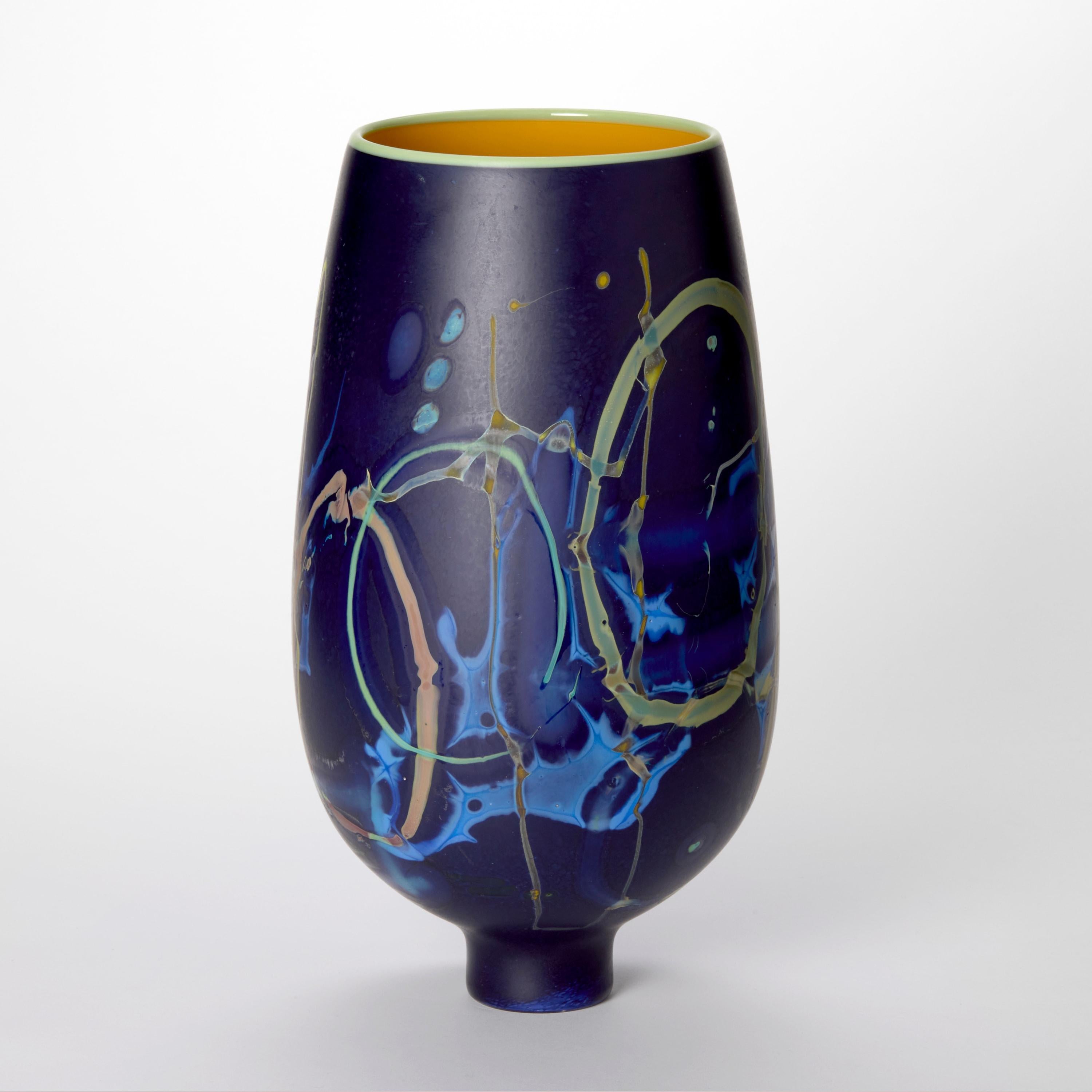 Australien Diopside vétrographié, vase en verre bleu foncé et vert au design abstrait par Anne Clifton en vente