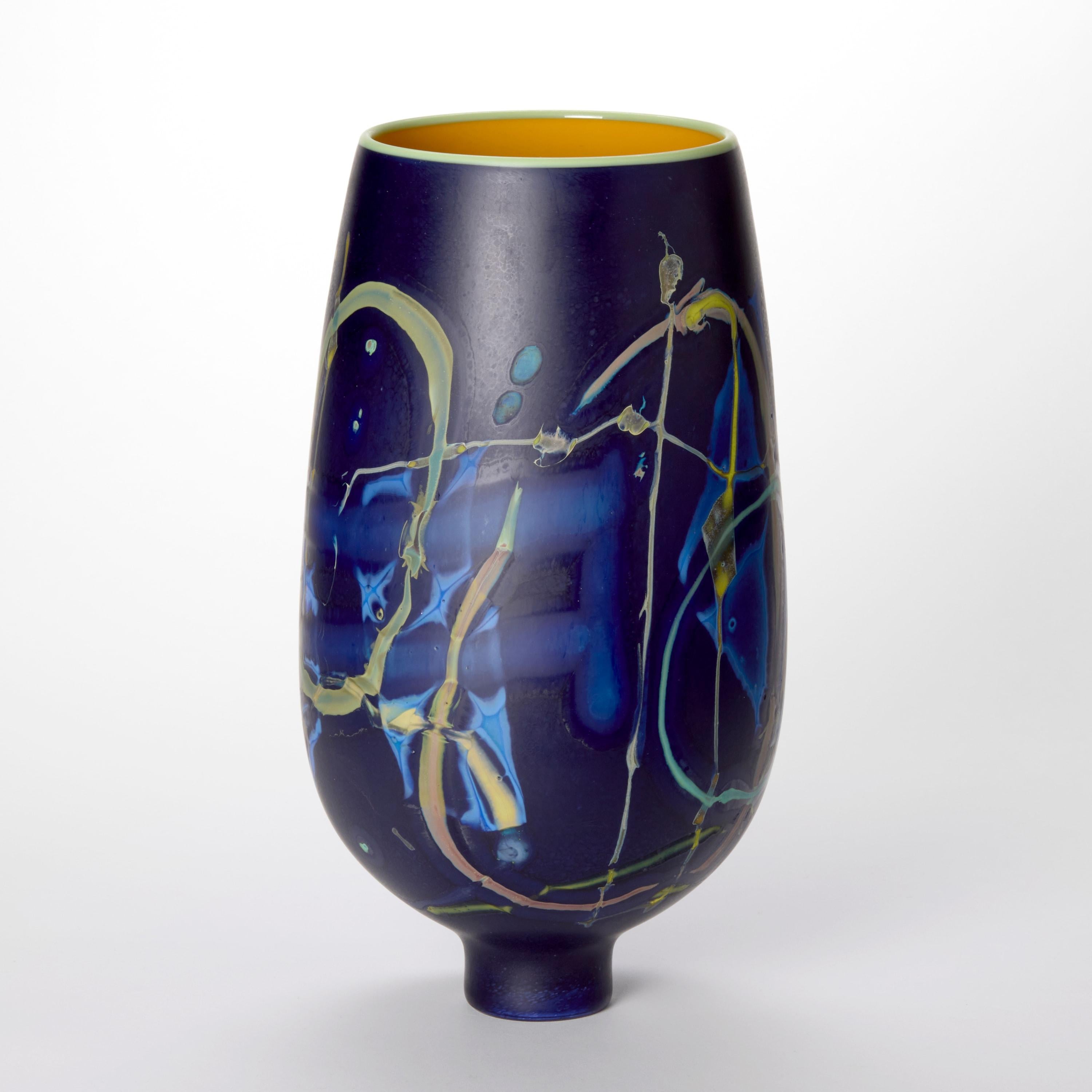 Fait main Diopside vétrographié, vase en verre bleu foncé et vert au design abstrait par Anne Clifton en vente