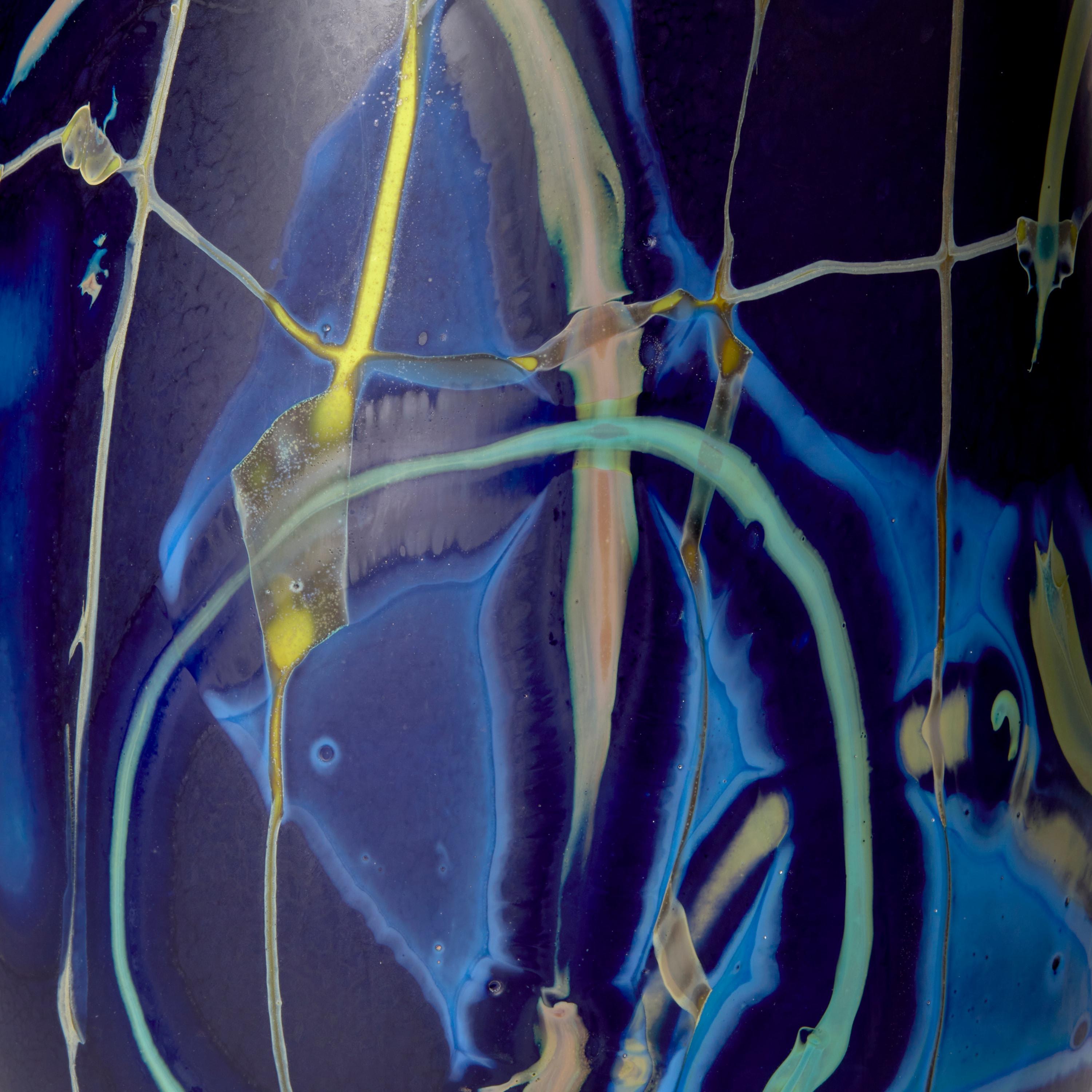 Diopside vétrographié, vase en verre bleu foncé et vert au design abstrait par Anne Clifton Neuf - En vente à London, GB