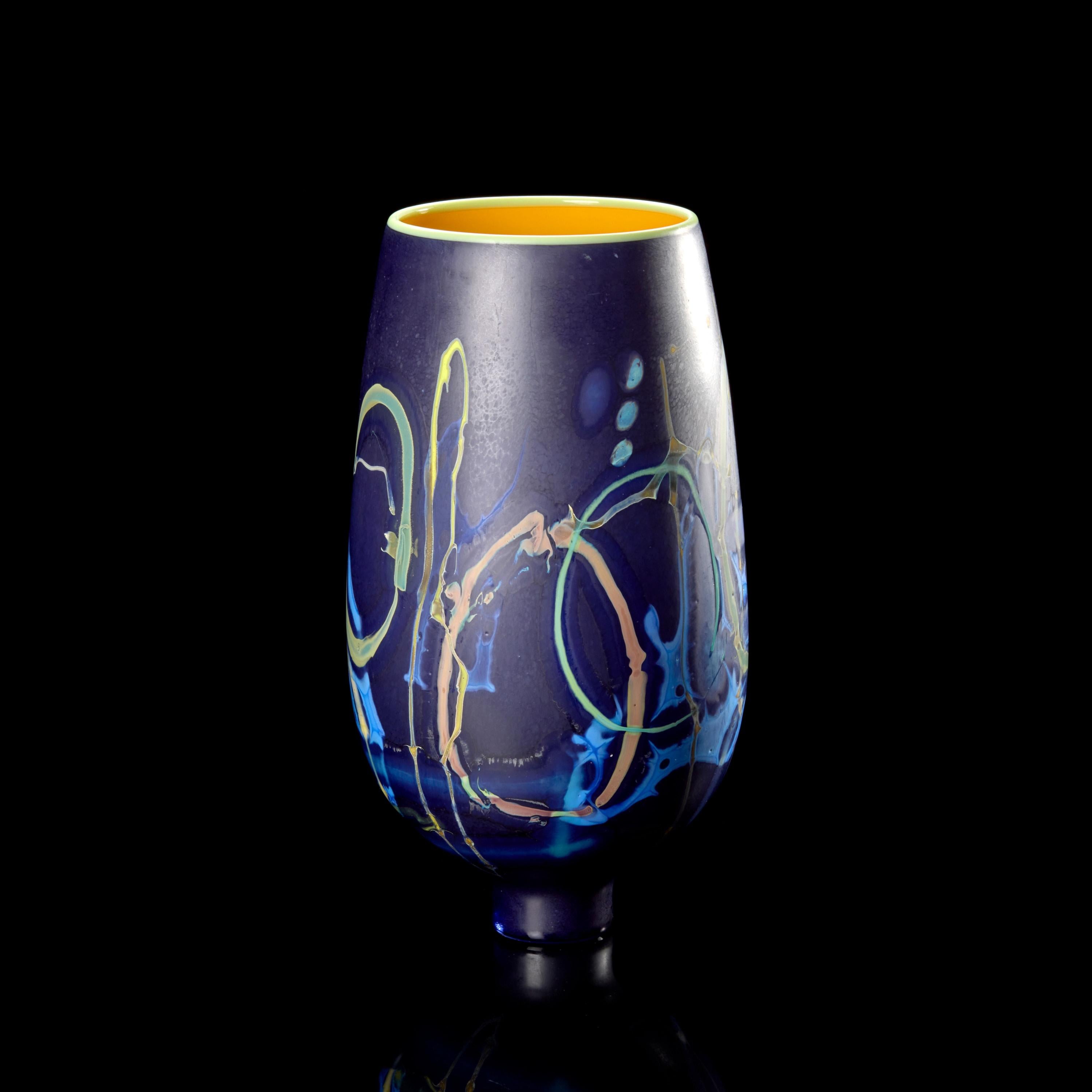 XXIe siècle et contemporain Diopside vétrographié, vase en verre bleu foncé et vert au design abstrait par Anne Clifton en vente