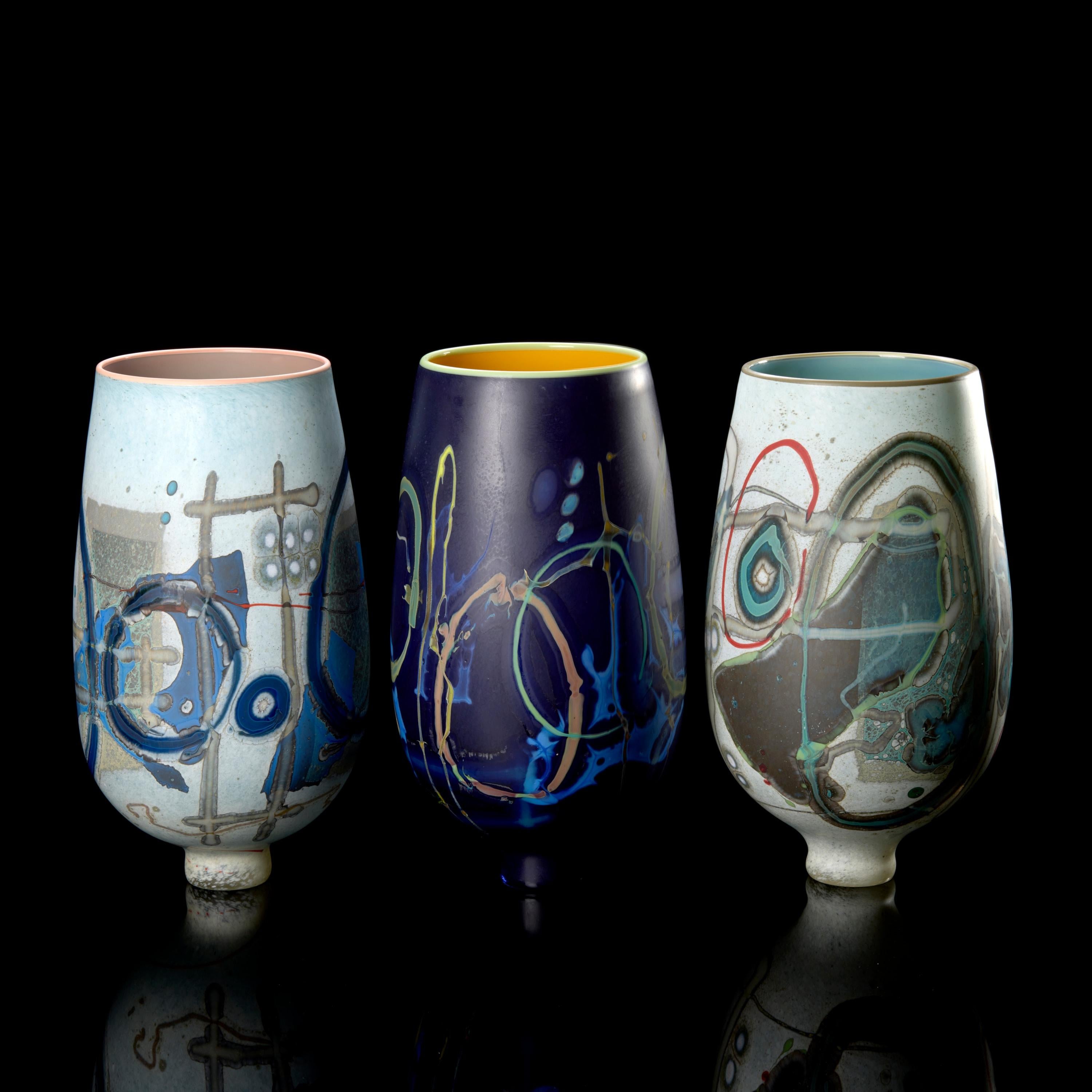 Diopside vétrographié, vase en verre bleu foncé et vert au design abstrait par Anne Clifton en vente 1