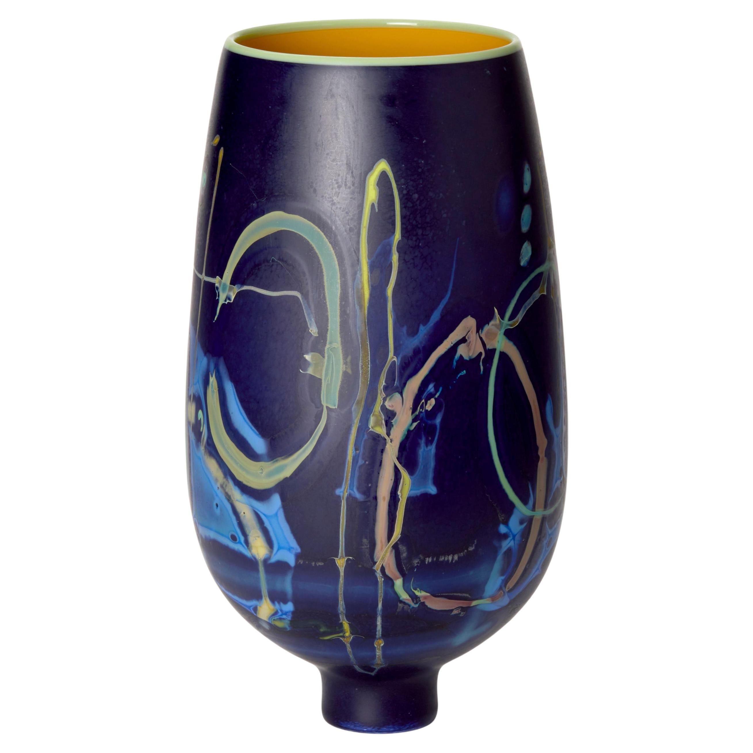 Vetrograph Diopside, vaso in vetro blu scuro e verde dal design astratto di Anne Clifton