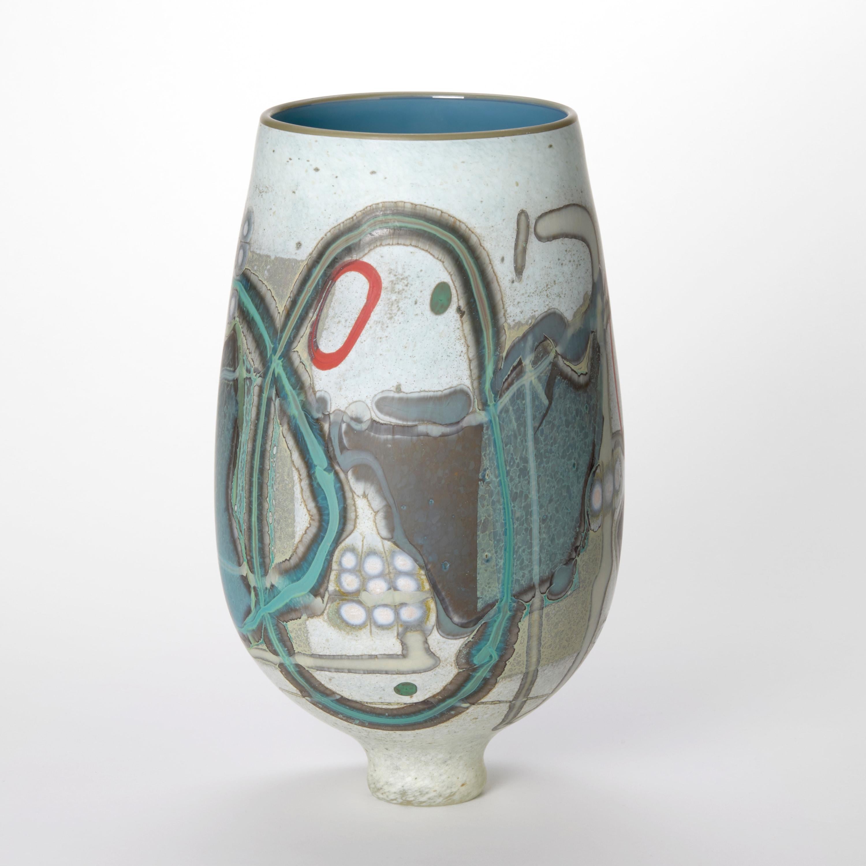 Organico moderno Vetrograph Lune, vaso in vetro blu ghiaccio, rosso e verde acqua di Anne Clifton, design astratto in vendita