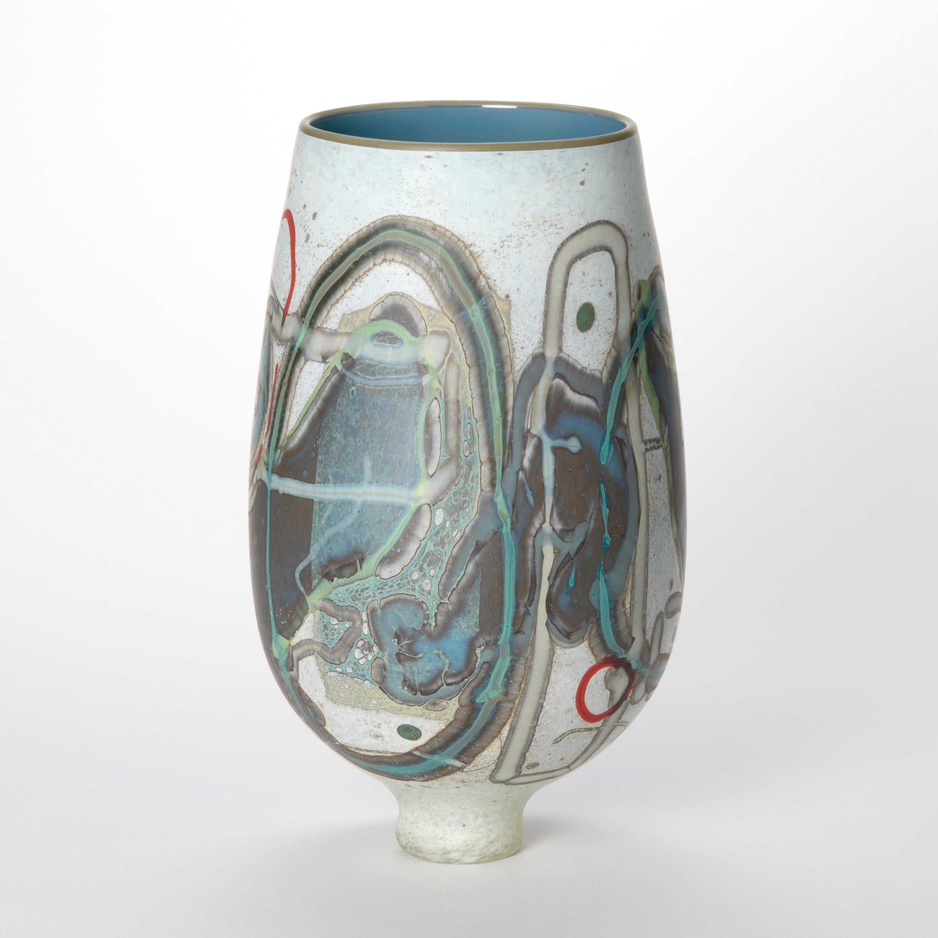 Australiano Vetrograph Lune, vaso in vetro blu ghiaccio, rosso e verde acqua di Anne Clifton, design astratto in vendita