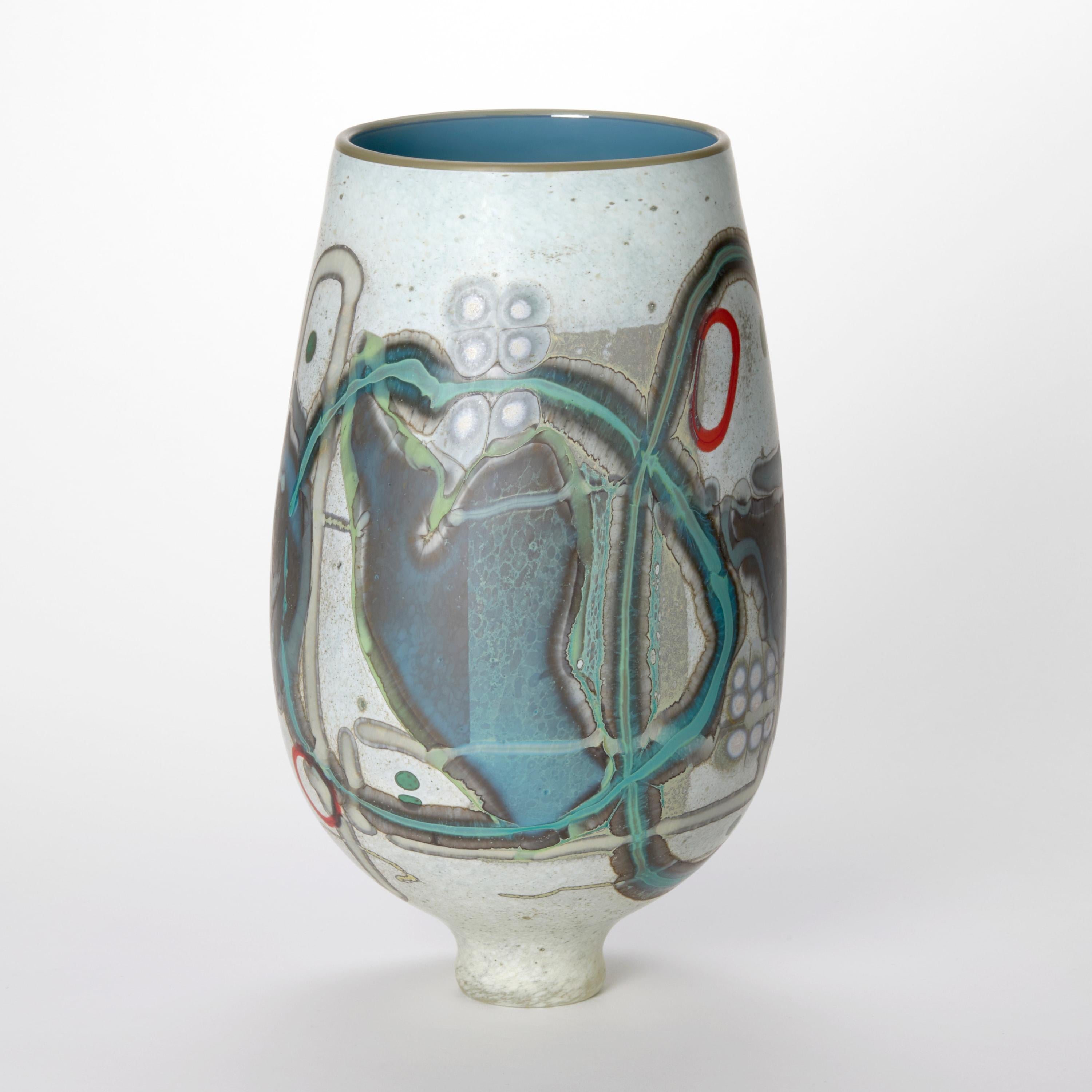 Fatto a mano Vetrograph Lune, vaso in vetro blu ghiaccio, rosso e verde acqua di Anne Clifton, design astratto in vendita