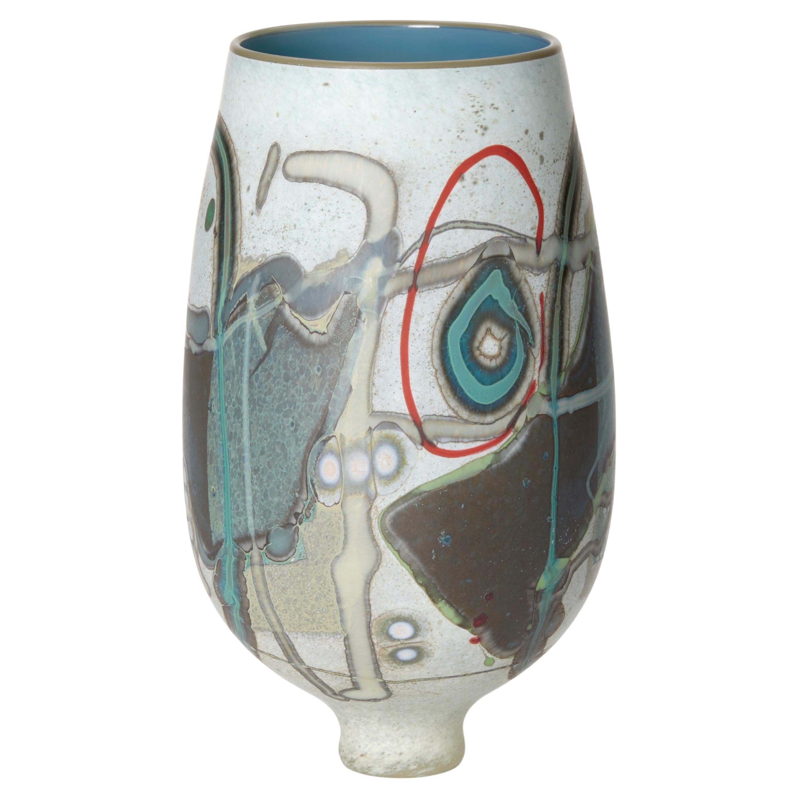 Vetrograph Lune, vaso in vetro blu ghiaccio, rosso e verde acqua di Anne Clifton, design astratto