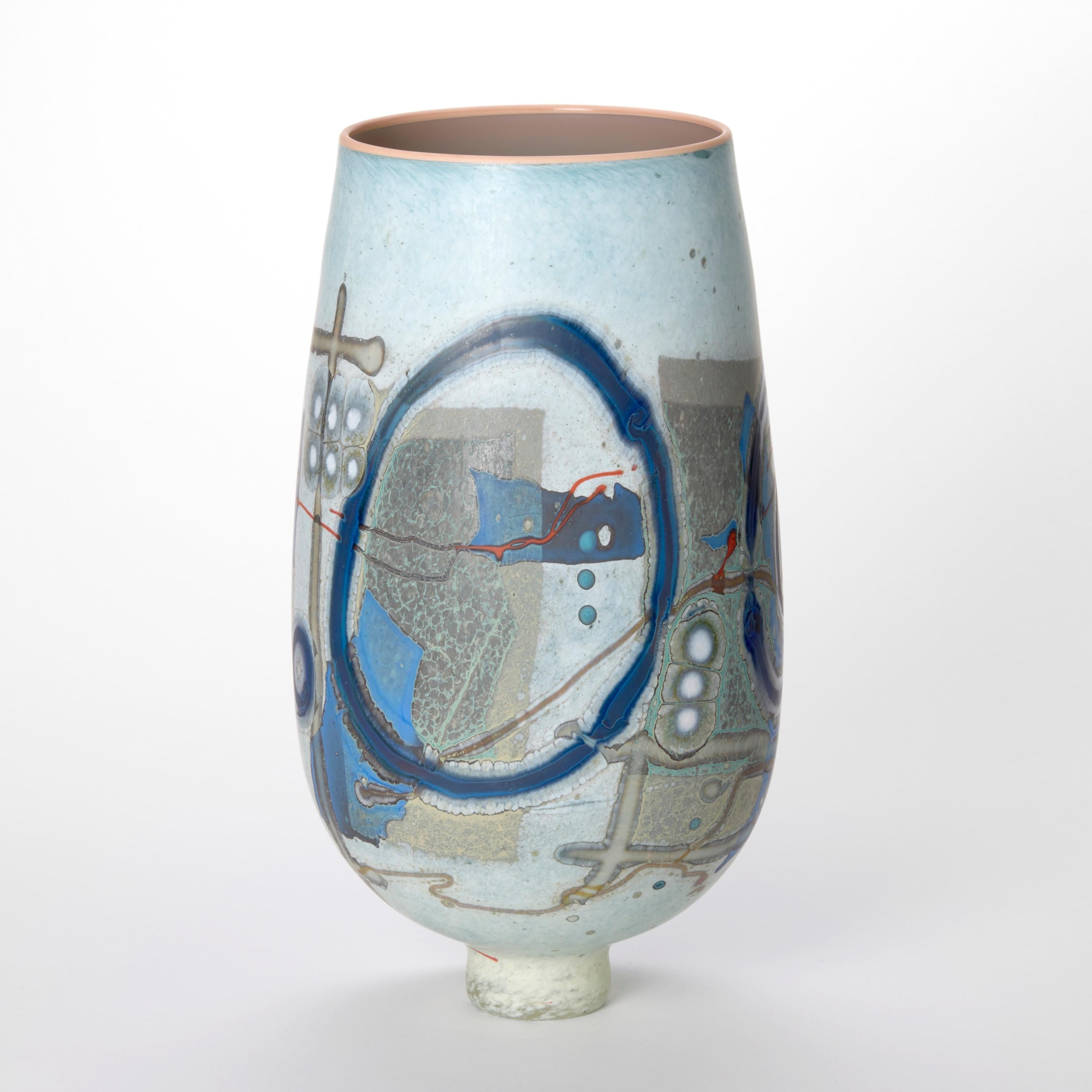 Organico moderno Vetrograph Moina, vaso in vetro blu e rosso dal design astratto di Anne Clifton in vendita