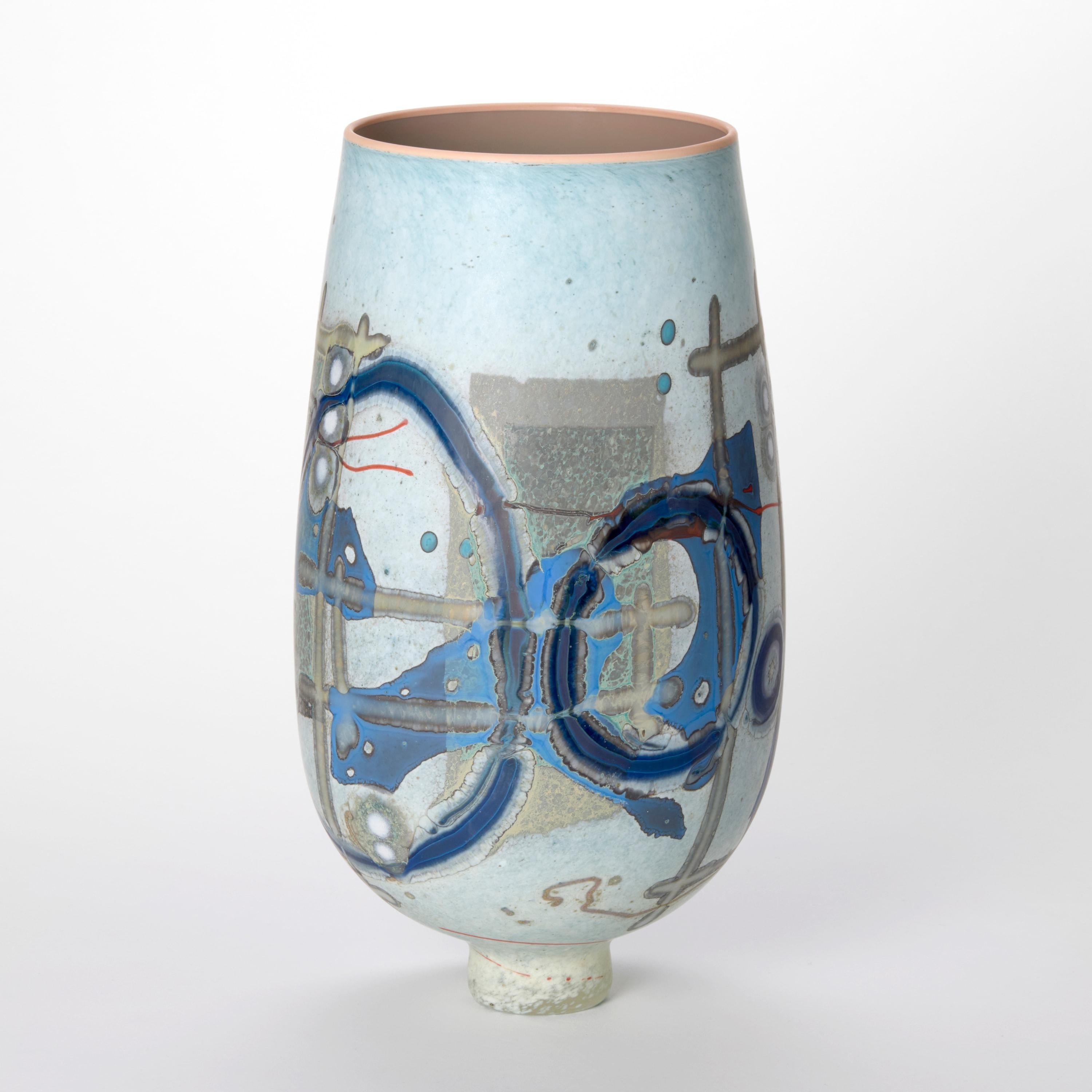 Fatto a mano Vetrograph Moina, vaso in vetro blu e rosso dal design astratto di Anne Clifton in vendita