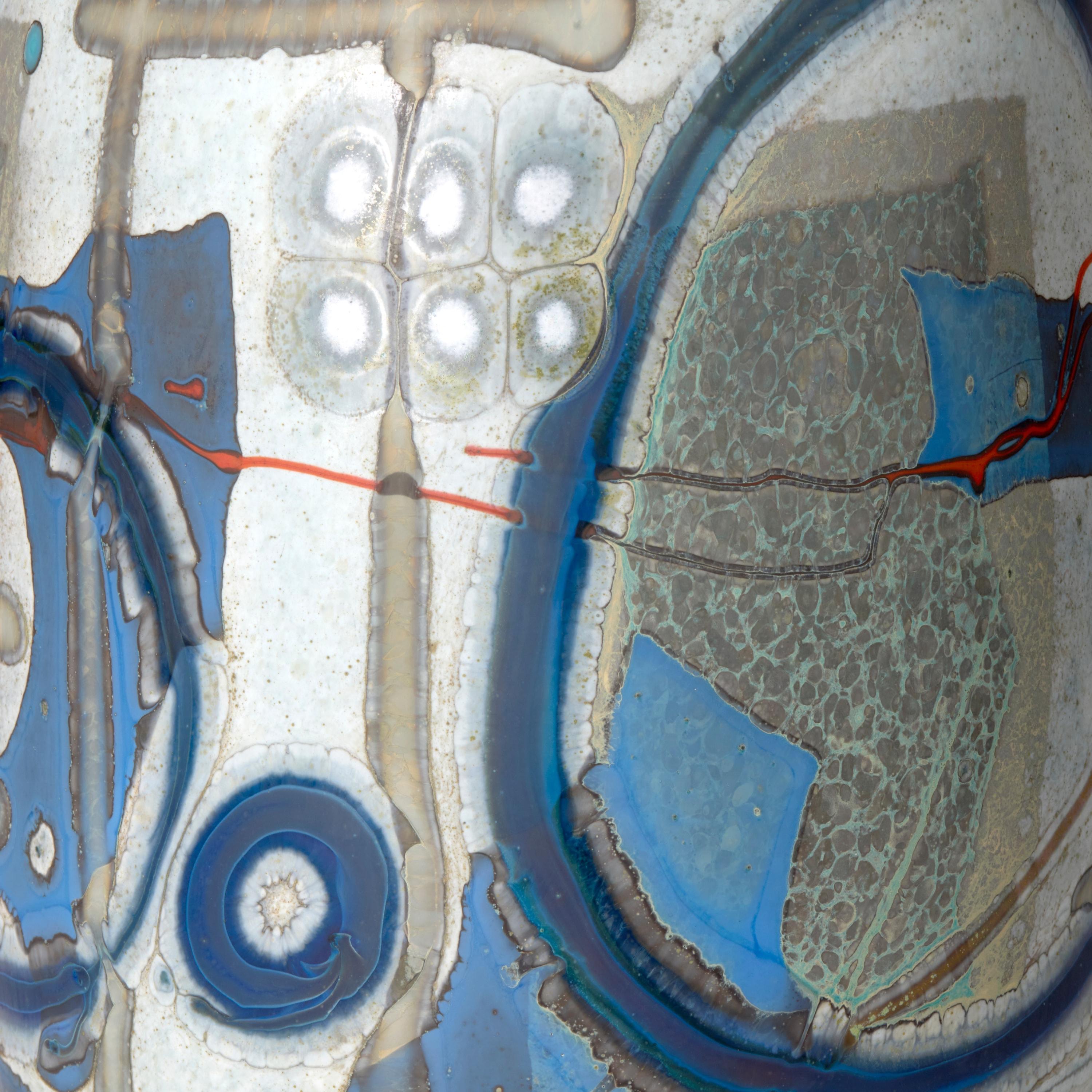 Vetrograph Moina, vaso in vetro blu e rosso dal design astratto di Anne Clifton In condizioni Nuovo in vendita a London, GB