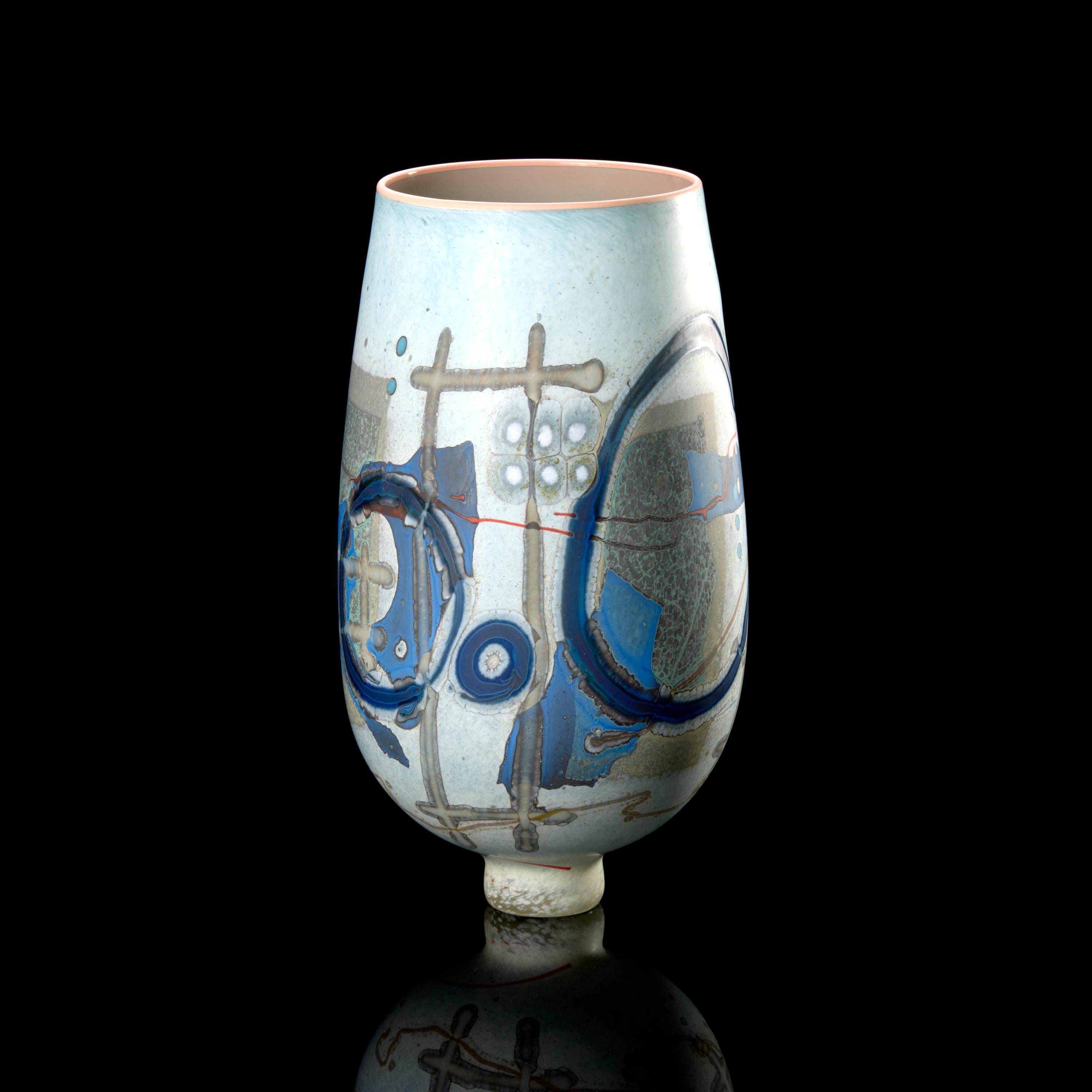 XXI secolo e contemporaneo Vetrograph Moina, vaso in vetro blu e rosso dal design astratto di Anne Clifton in vendita