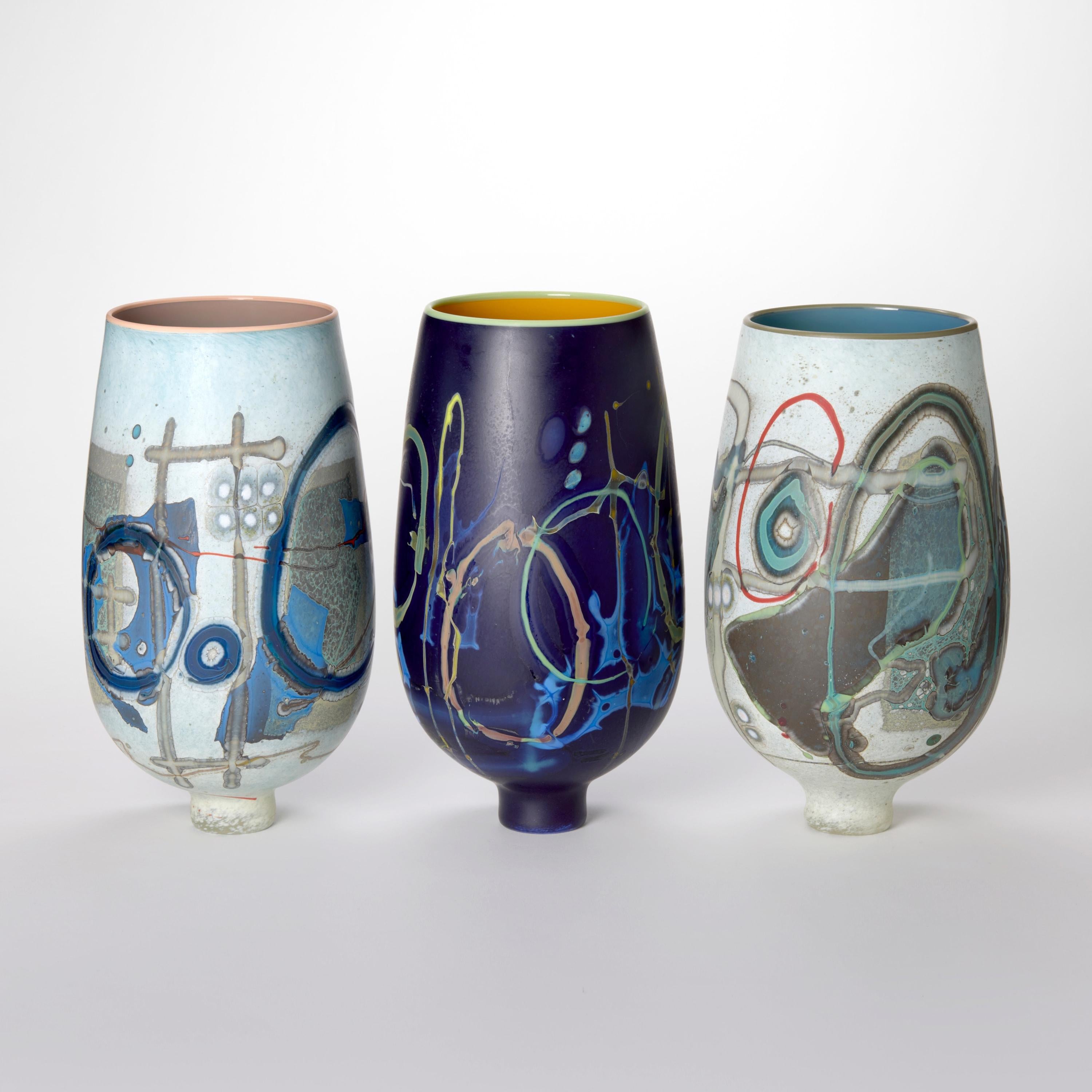 Vetrograph Moina, vaso in vetro blu e rosso dal design astratto di Anne Clifton in vendita 1