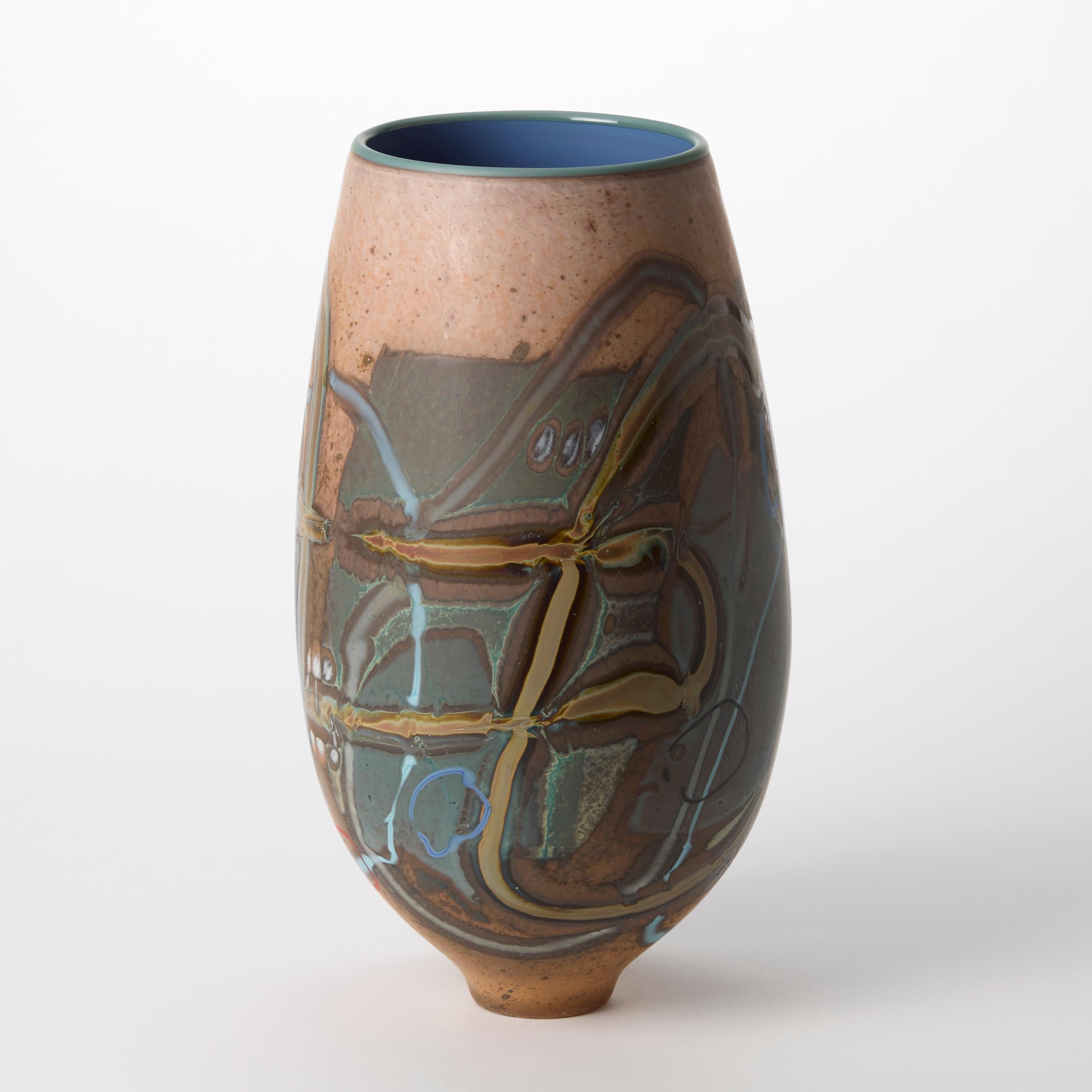 Organico moderno Vetrograph Ostrea, vaso in vetro multicolore a motivi astratti di Anne Clifton in vendita