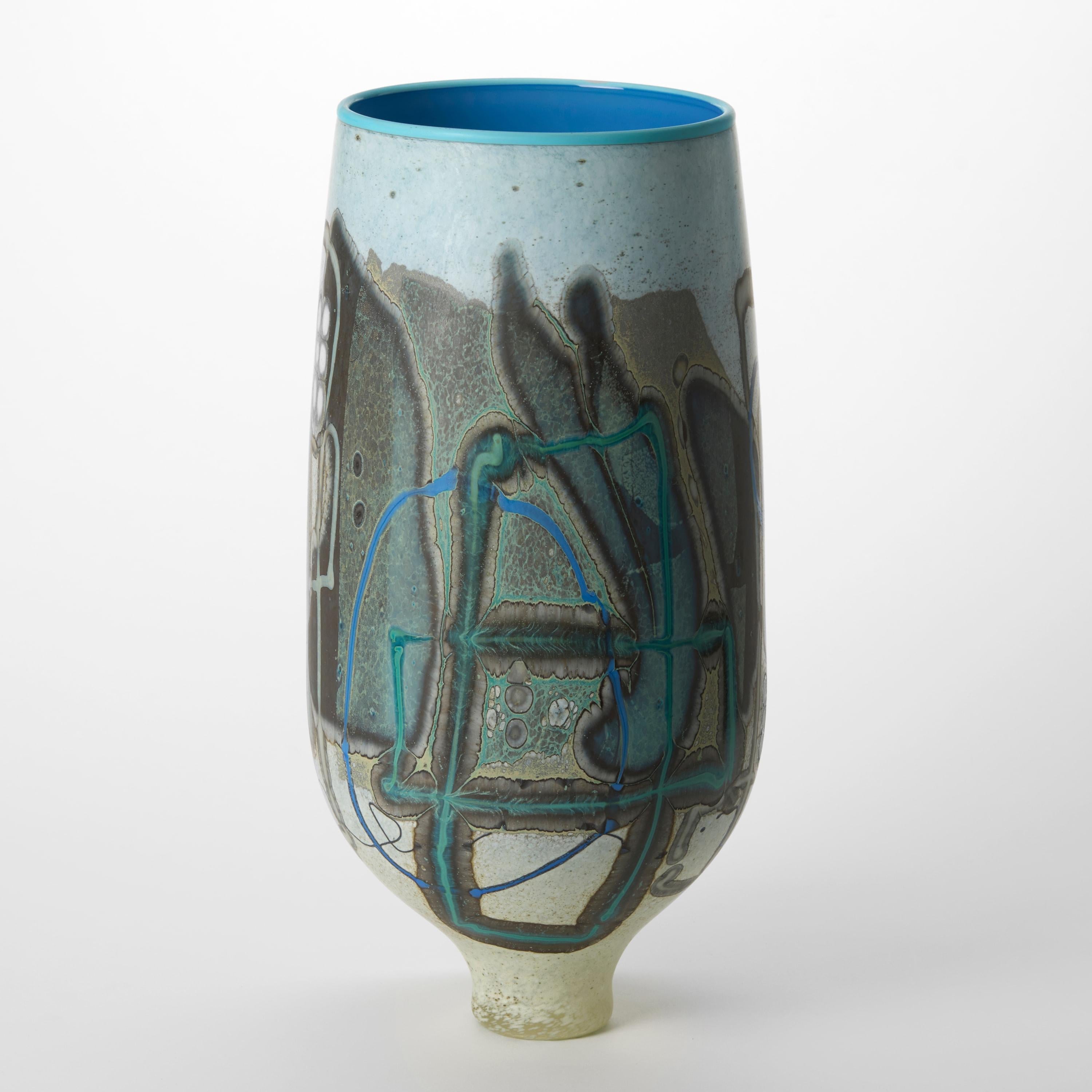 Jarrón de cristal con motivos abstractos Vetrograph Pasiolite, azul y jade, de Anne Clifton Moderno orgánico en venta