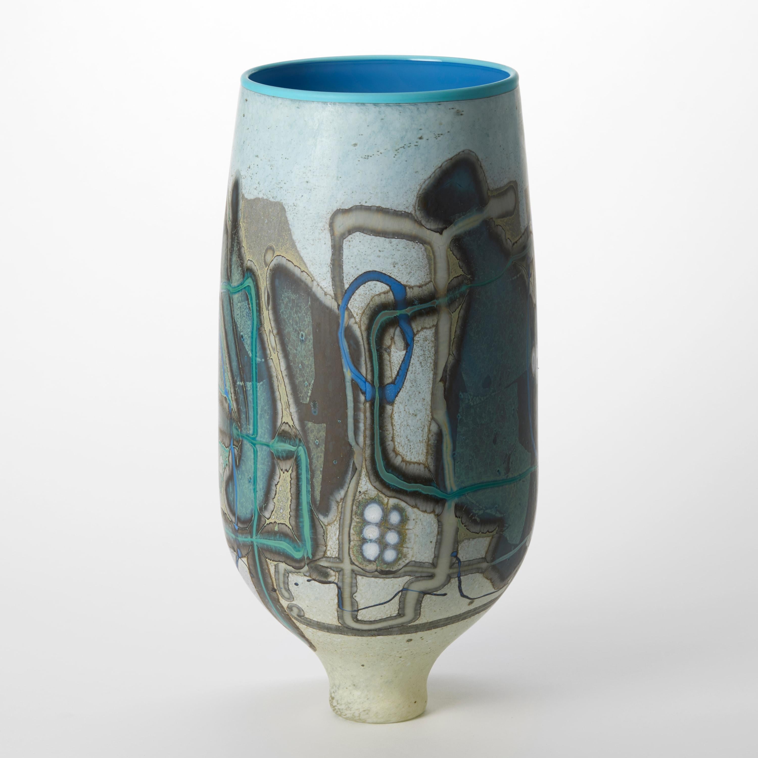 Jarrón de cristal con motivos abstractos Vetrograph Pasiolite, azul y jade, de Anne Clifton Australiano en venta