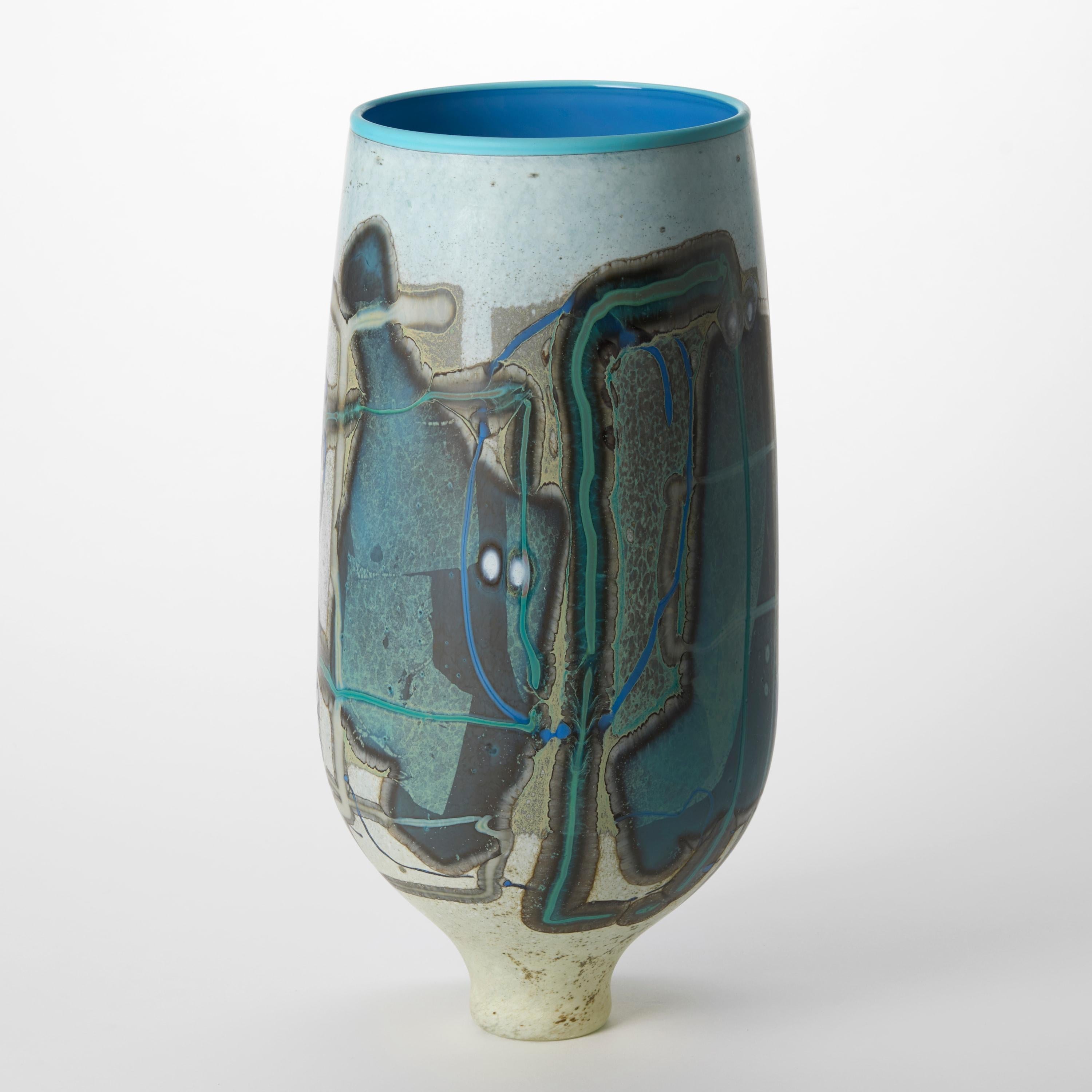 Jarrón de cristal con motivos abstractos Vetrograph Pasiolite, azul y jade, de Anne Clifton Hecho a mano en venta